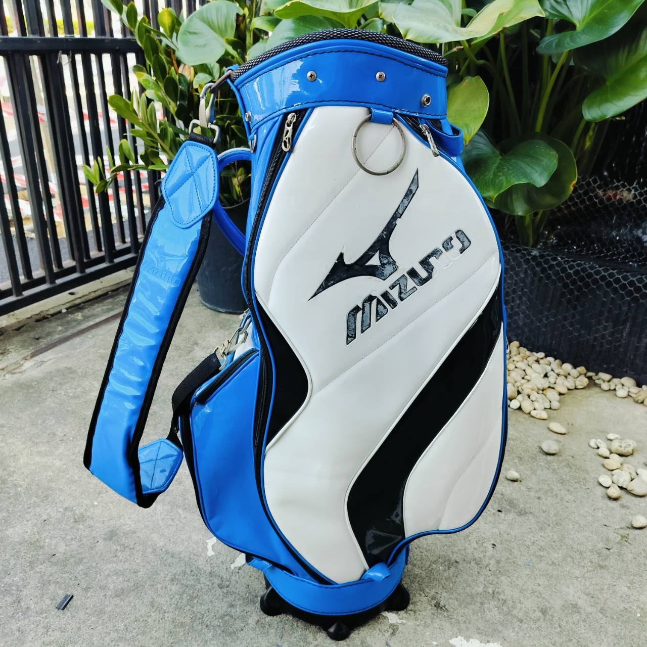 ถุงกอล์ฟ MIZUNO มือสอง ของแท้ สีน้ำเงินเอกลักษณ์ของ MIZUNO เลย วัสดุหนังแก้วสวยมาก ดูแลรักษาง่าย