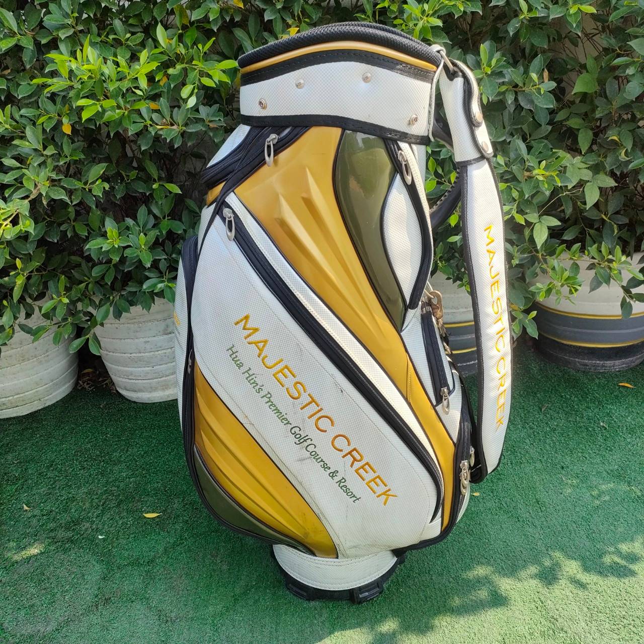 ถุงกอล์ฟ MAJESTIC CREEK มือสอง ** คอพเวอร์มีตำหนิ เเป๊กหลุด 2จุด ** สภาพสวย หนังแก้ว เป๊กซ่อมร้านกระเป๋าได้ ราคาพิเศษสุดคุ้ม!!!