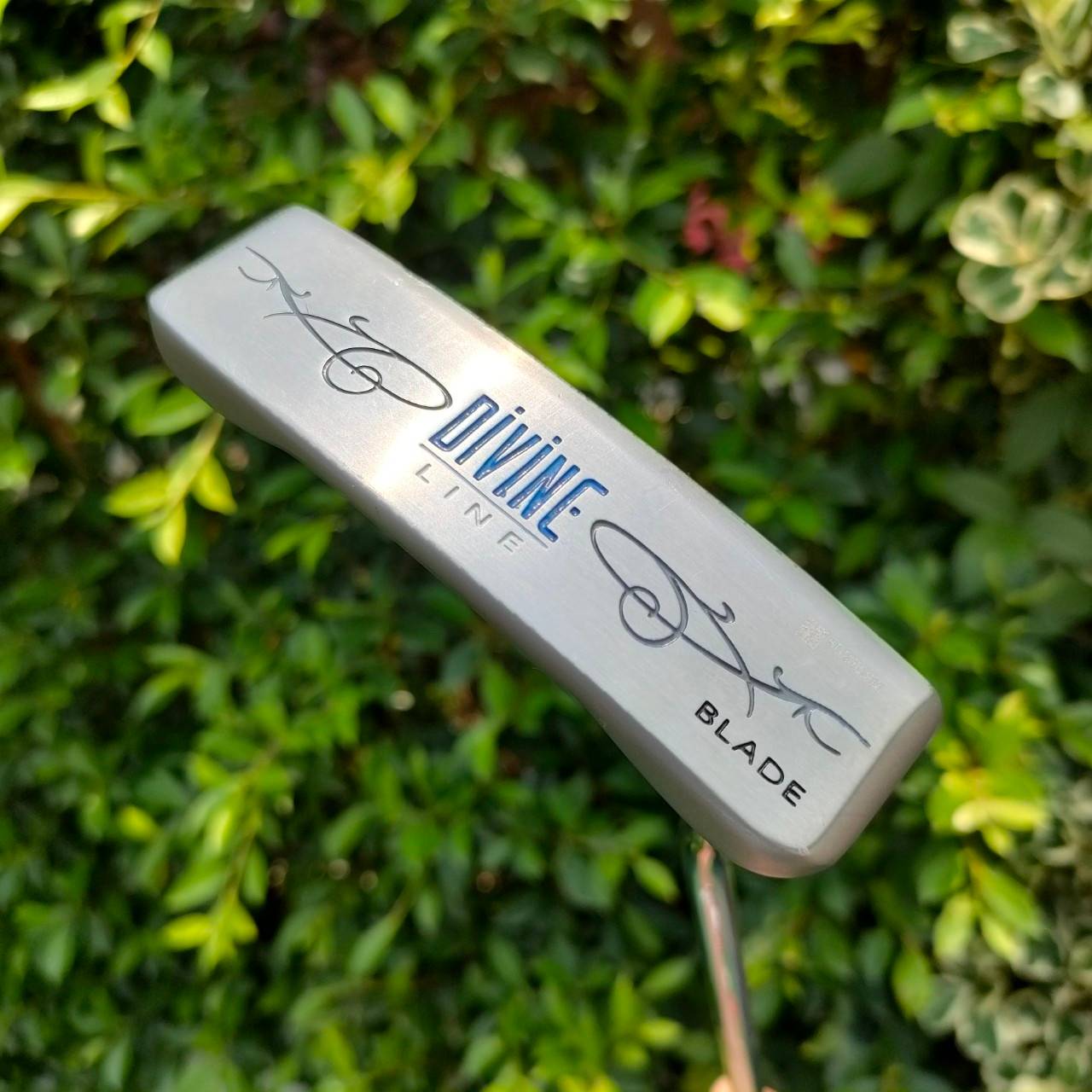 PUTTER ODYSSEY DIVINE LINE BLADE ความยาว 33 นิ้ว ออกแบบมาสำหรัยคุณผู้หญิง เป็นพัตเตอร์ระดับ TOP ของวงการ รุ่นนี้หน้าไม้ทั้งนุ่มและเกาะไลน์ในไม้เดียวกัน