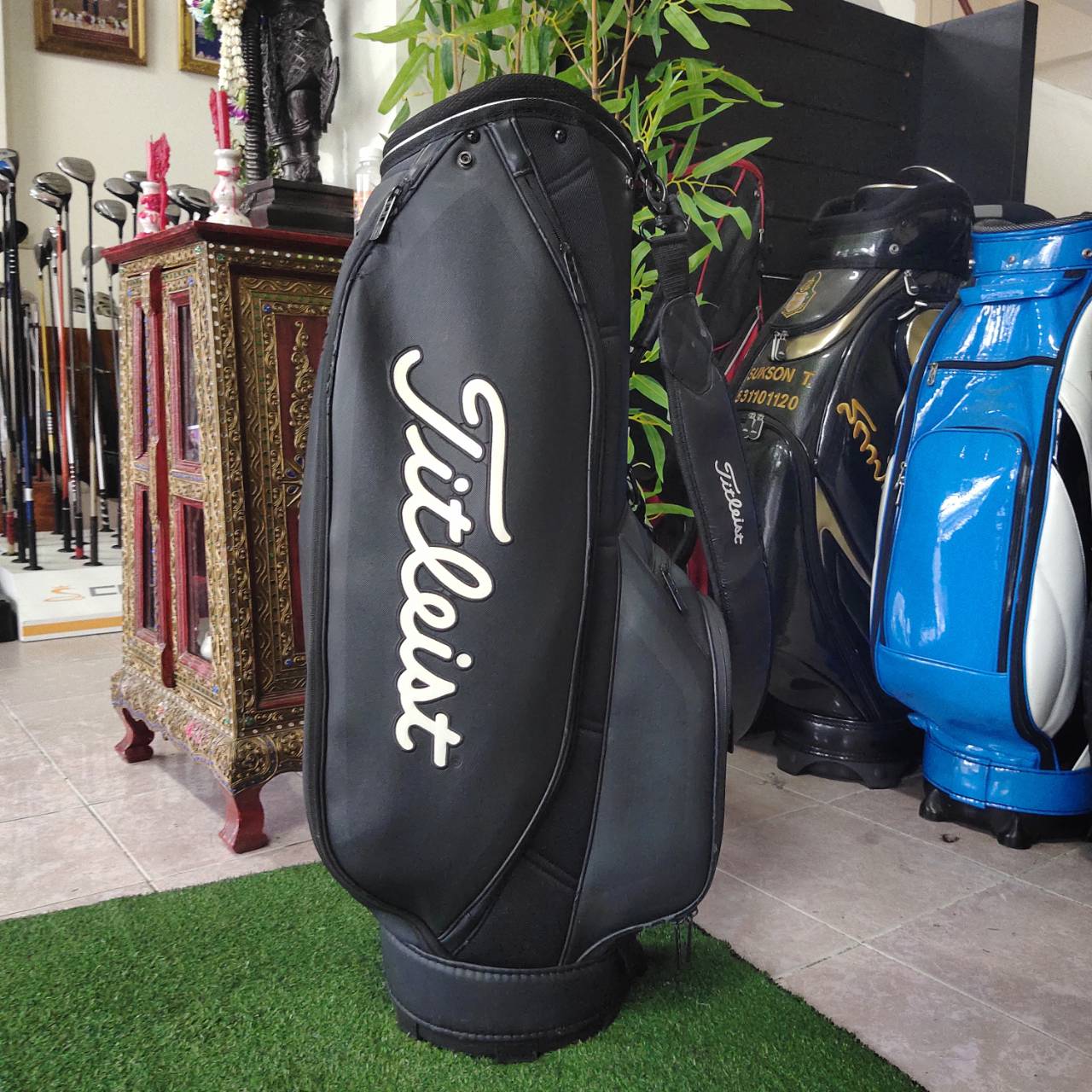 ถุงกอล์ฟ titleist มือสองของแท้!!! ** มีตำหนิ มีลอยลอกตามรูป ** โดยรวมสภาพดี ใช้งานได้ครบ ซิปใช้ได้ดีทุกจุด