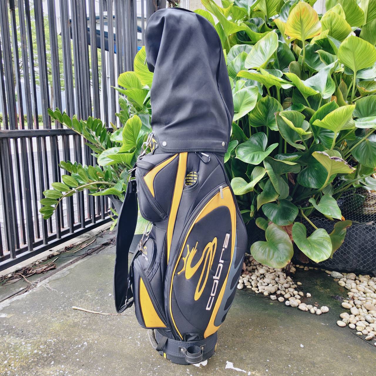 ถุงกอล์ฟ COBRA 14 ช่อง ของแท้ มือสอง สภาพสวยเดิม ออกแบบดีมาก มีช่องใส่ร่มซ่อนไว้