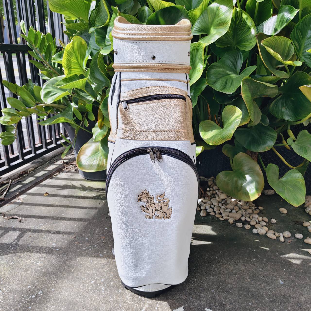 ถุงกอล์ฟ สิงห์ มือสองของแท้ เป็นถุง TOUR รุ่นนี้ สีขาวสวยมาก