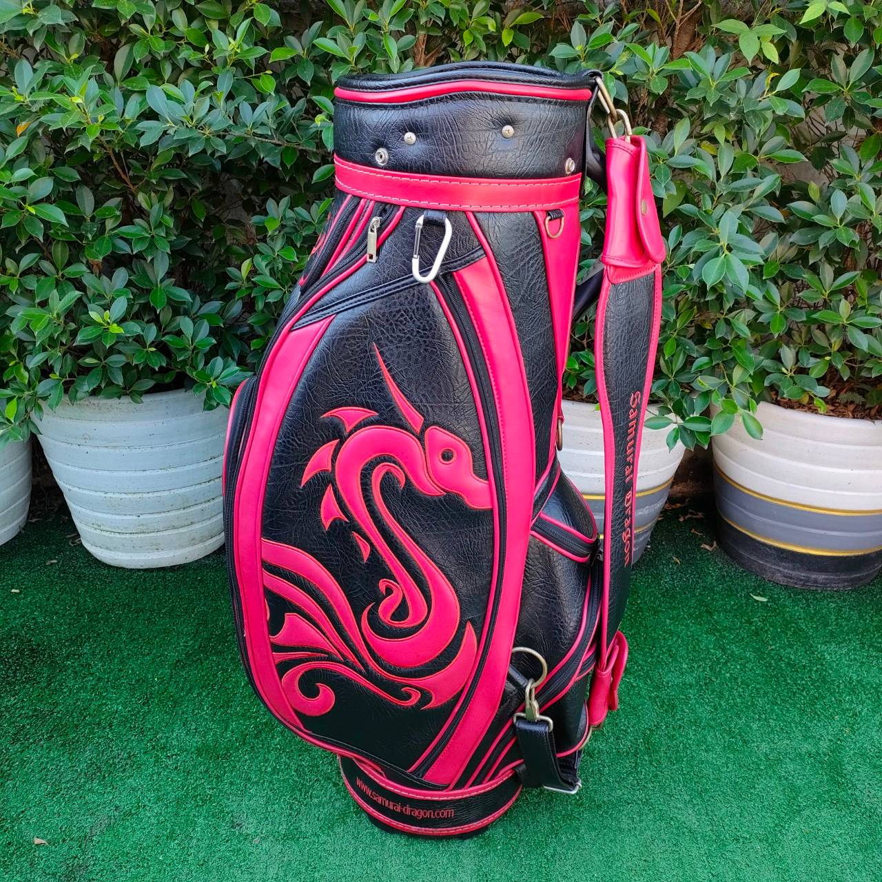 ถุงกอล์ฟ SAMURAI - DRAGON มือสอง **ถุงกอล์ฟ มีตำหนิ หัวชิฟ หลุด ** ตัวซิปใช้ได้ปกติ แค่เปลี่ยนหัวซิป ทุกอย่างสภาพสมบูรณ์ ถุงสวยมาก
