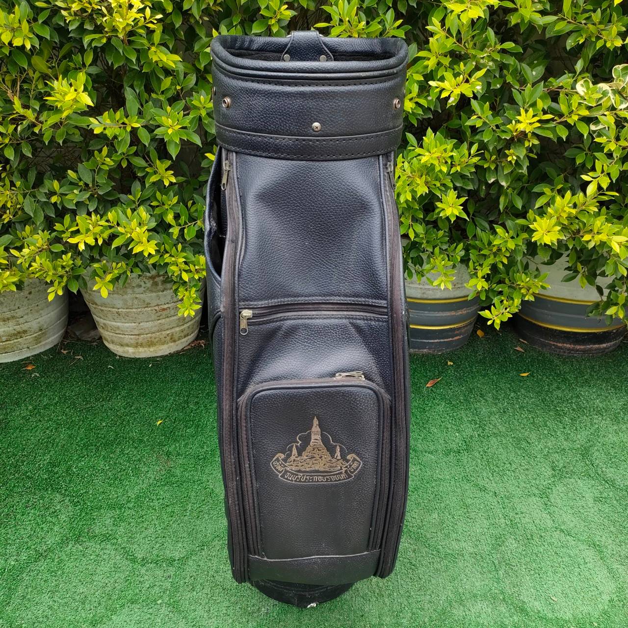 ถุงกอล์ฟ MERCEDES-BENZ มือสอง วัสดุหนัง ภายในบุกำมะหยี่ ถุงTOURใบใหญ่ ใส่ของได้เยอะ ถุงกอล์ฟมีรอยหนังขาดนิดหน่อย *** มีรูปให้ชมท้ายสุด*** มือสอง ของแท้ BY NakaraLuxurious