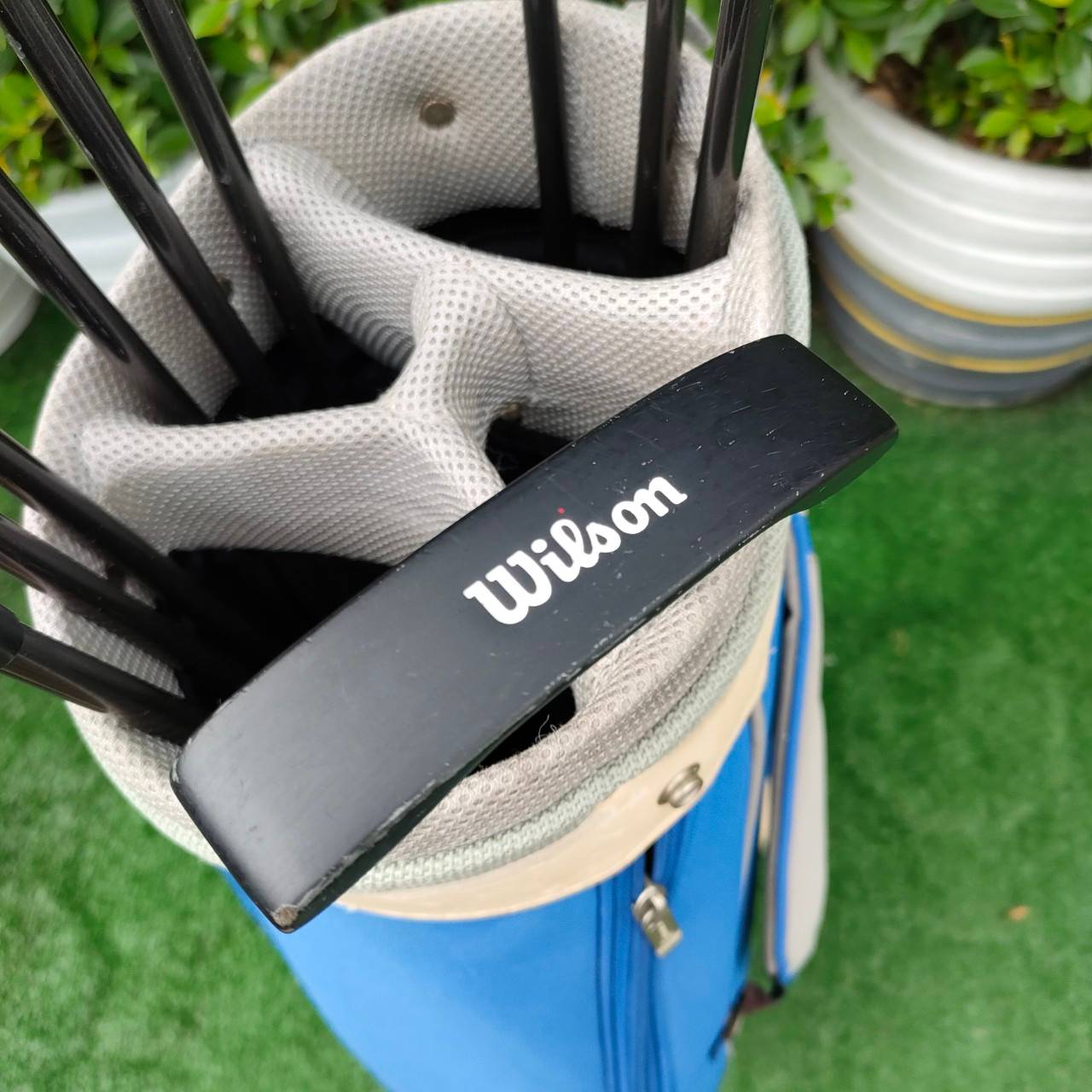 ไม้กอล์ฟครบชุด WILSON มีหัวไม้ครบ 1 , 3 HYBRID ชุดเหล็ก 5 - 9 พร้อม PW PUTTER WILSON ถุงกอล์ฟสวย ช่องเยอะ พร้อมออกรอบได้เลยครับ