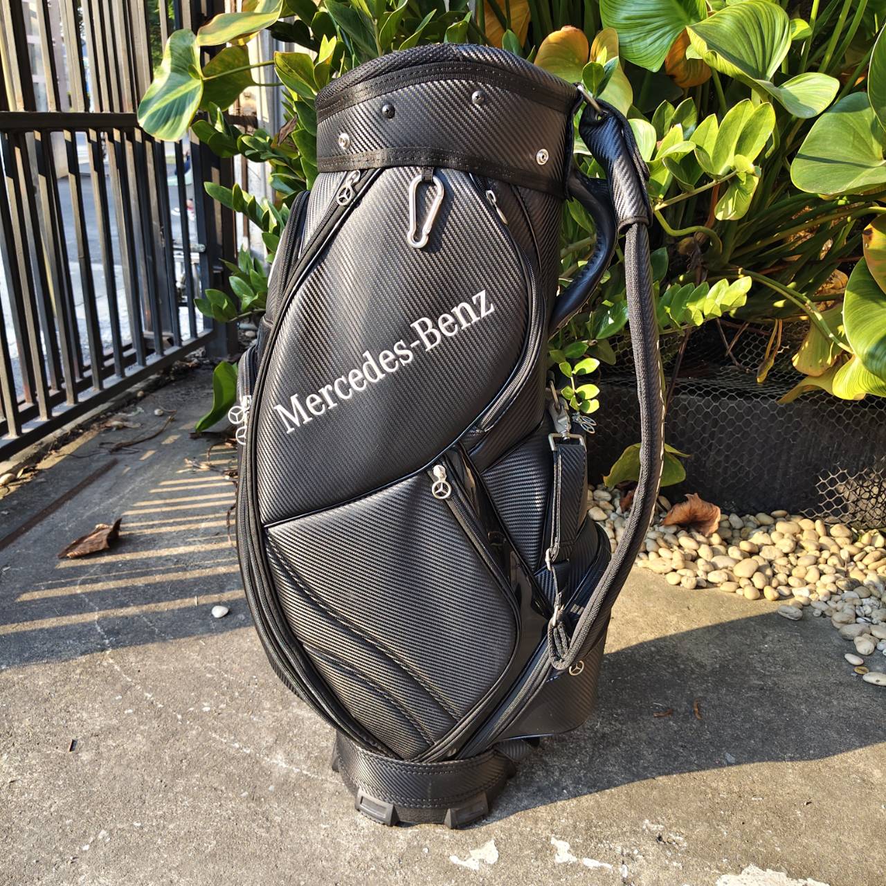 ถุงกอล์ฟ BENZ มือสอง สภาพสวยมากๆทุกอย่าง วัสดุดีมากๆเลยค่ะ ** แป๊กหลุด 1 จุด**