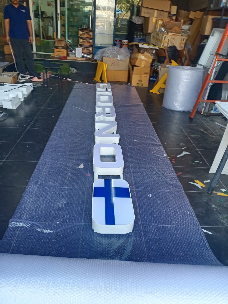 ป้ายอักษรไฟออกหน้า " GIORNO "