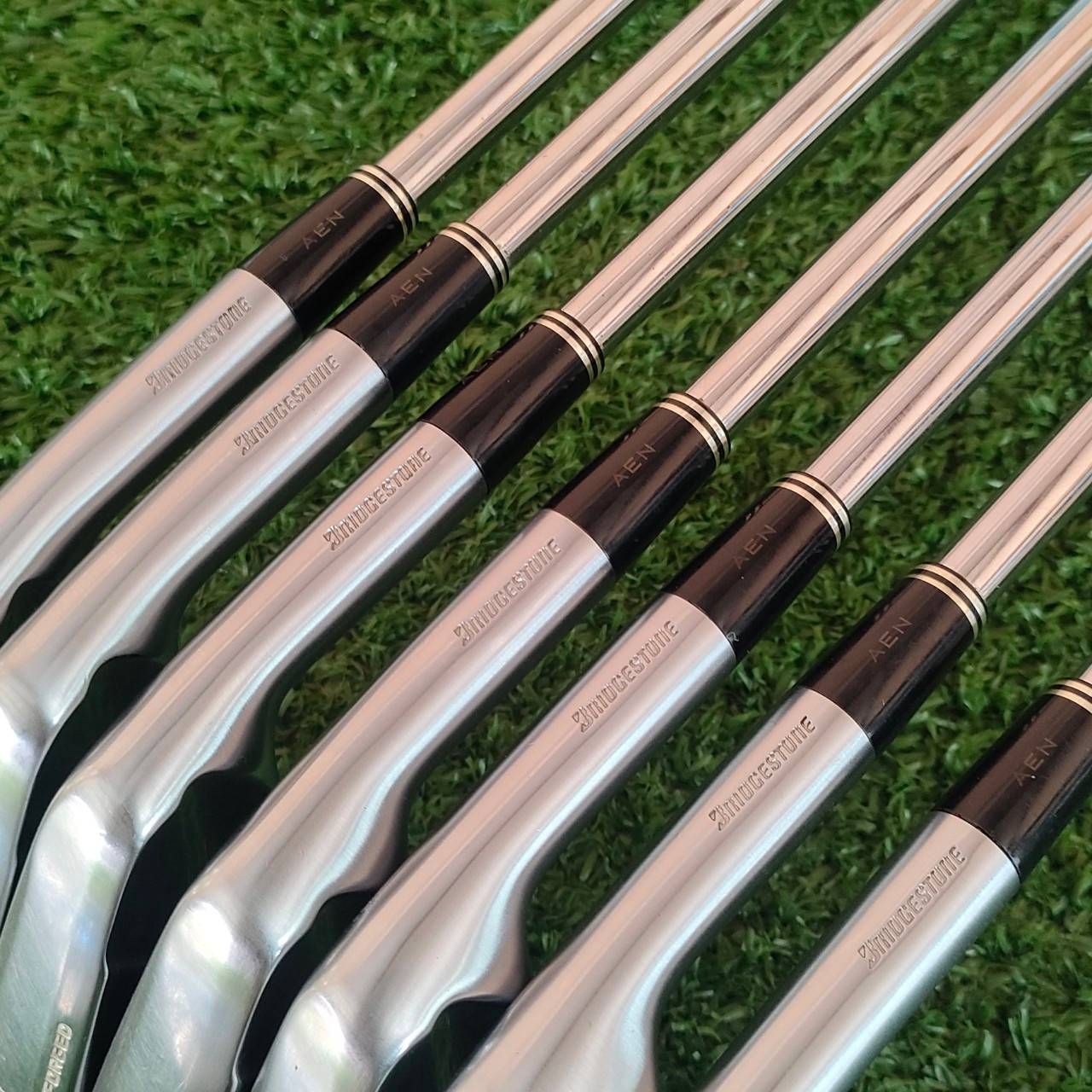 ชุดเหล็ก TOURSTAGE X-BLADE 905 มีเหล็ก 4 - 9 เเละ PW ก้าน DYNAMIC GOLD S200 เหล็ก FORGED พรีเมี่ยมญี่ปุ่นแท้ valuable . muscle!!! เหล็กทรงพลัง ปรับแต่งช๊อตได้ดังใจ เสียงปะทะแบบ มันสะใจที่สุด สภาพสวยเดิม!!! ไม้กอล์ฟมือสอง ของแท้ BY NakaraLuxurious