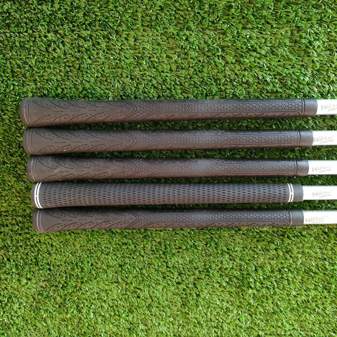 ชุดเหล็ก KATANA NINJA มีเหล็ก 6-9 เเละ PW ก้าน NINJA VOLTIO FLEX SR ตีไกลแบบจัดๆ ไกลกว่าปกติ 1 - 2 เหล็ก หน้าไม้ชันขึ้นมาก แต่ตีลูกลอยง่ายจัด และชดเชยความผิดพลาดสูง วัสดุพรีเมี่ยม ใบไม่ใหญ่เทอะทะ ก้านก็ดีมากๆครับ เหล็ก 6 ก็ไกลกว่าเหล็ก 5 หลายยี่ห้อครับ!!!