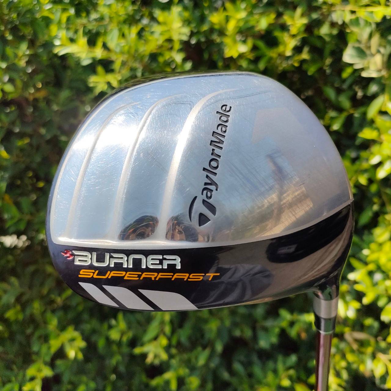 DRIVER TAYLORMADE BURNER SUPERFAST องศา 9.5 ก้าน MOTORE FUJIKURA FLEX S กระดองเคฟล่า และส่วนด้านหลังยื่นออกไป ทำให้ตีลูกลอยง่าย ชดเชยความผิดพลาดสูงสุด ตีทั้งง่าย และไกล เสียงเพราะจัดๆ