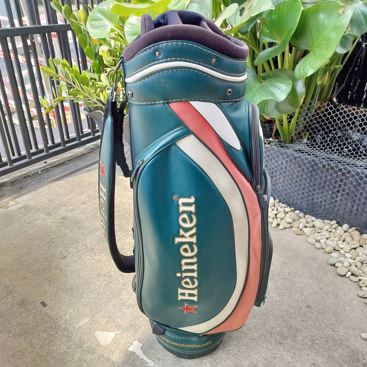 ถุงกอล์ฟ HEINEKEN มือสอง **แป๊ะ COVER หลุด 1 จุด** ติดได้ปกติ 3 จุด ถ้าไม่ซีเรียส ไม่มีผลอะไร ถุงออกแบบสวยมาก