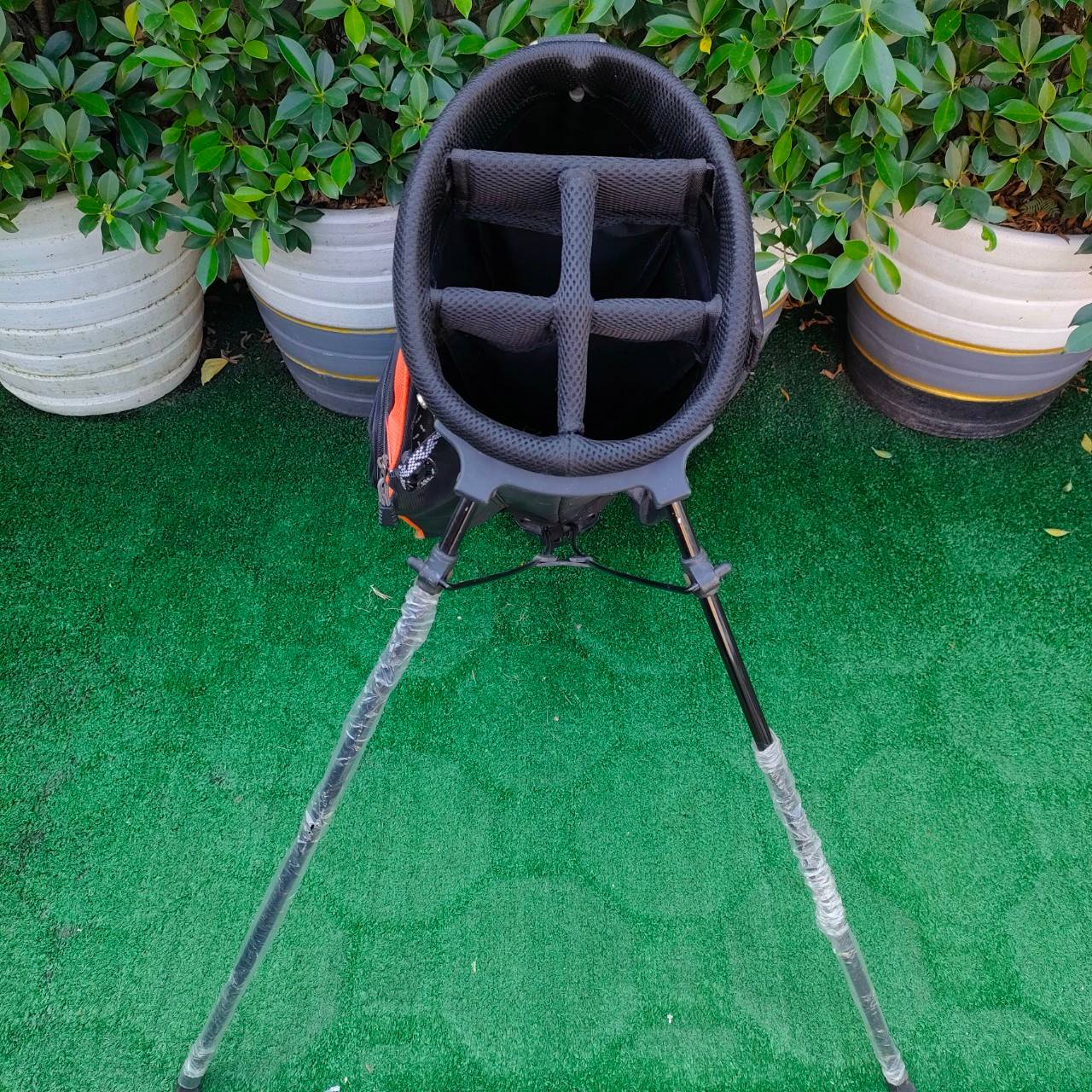 ถุงกอล์ฟ ขาตั้ง มือสอง สภาพสวยสมบูรณ์ มีสายสะพายหลัง ขาตั้งแข็งแรงมากๆครับ