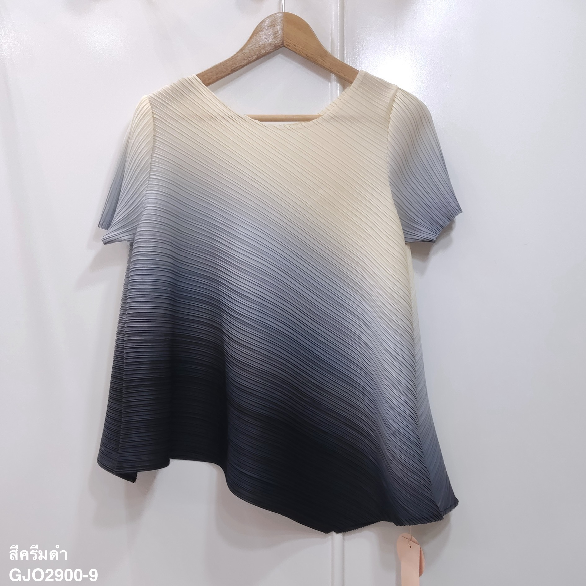 ปรับราคาลง20%!! 2MUAY รุ่น GJO2900-9 เสื้อพลีทคุณภาพ SHORT SLEEVE ASYMMETRIC GRADIENT PLEATED TOP 4 สี FREE SIZE