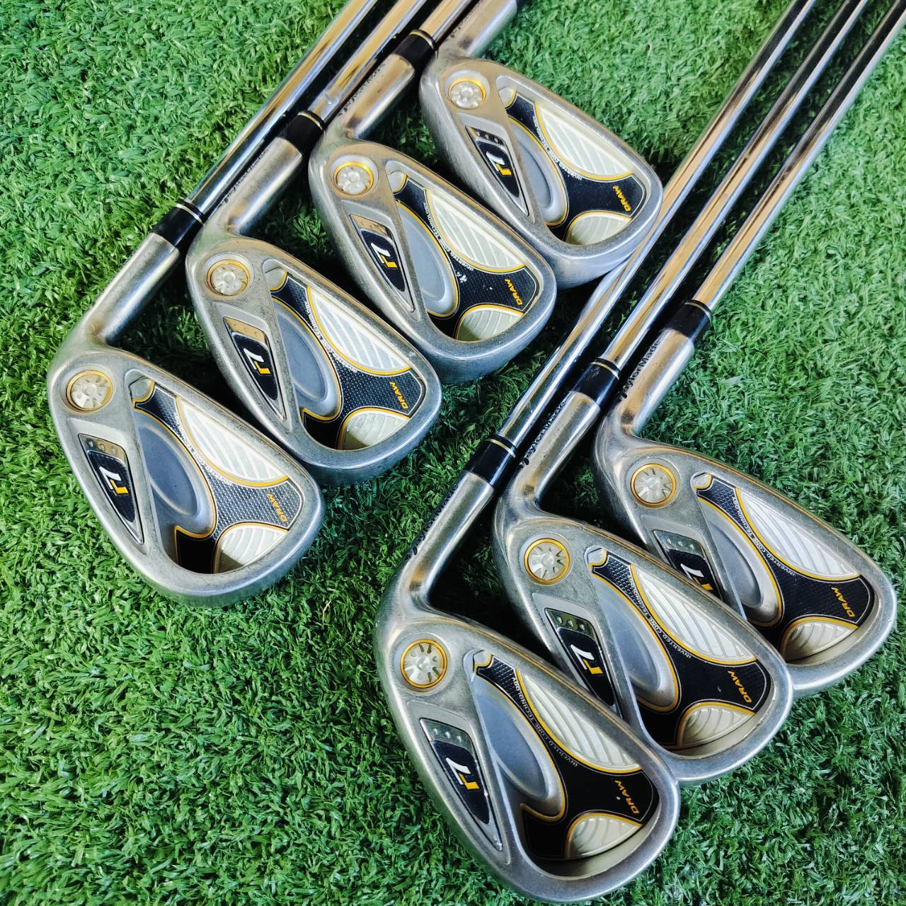 ชุดเหล็ก Taylormade R7 Draw ก้าน เหล็กน้ำหนักเบา 90 กรัม FLEX R วางหมุดน้ำหนักไว้พิเศษ เป็นรุ่น Draw สำหรับนักกอล์ฟที่มักตีเฟดออกขวา สามารถกลับมาตีได้ตรงขึ้นอย่างมาก ไม้กอล์ฟพรีเมี่ยมมือสอง ของแท้ By NakaraLuxurious
