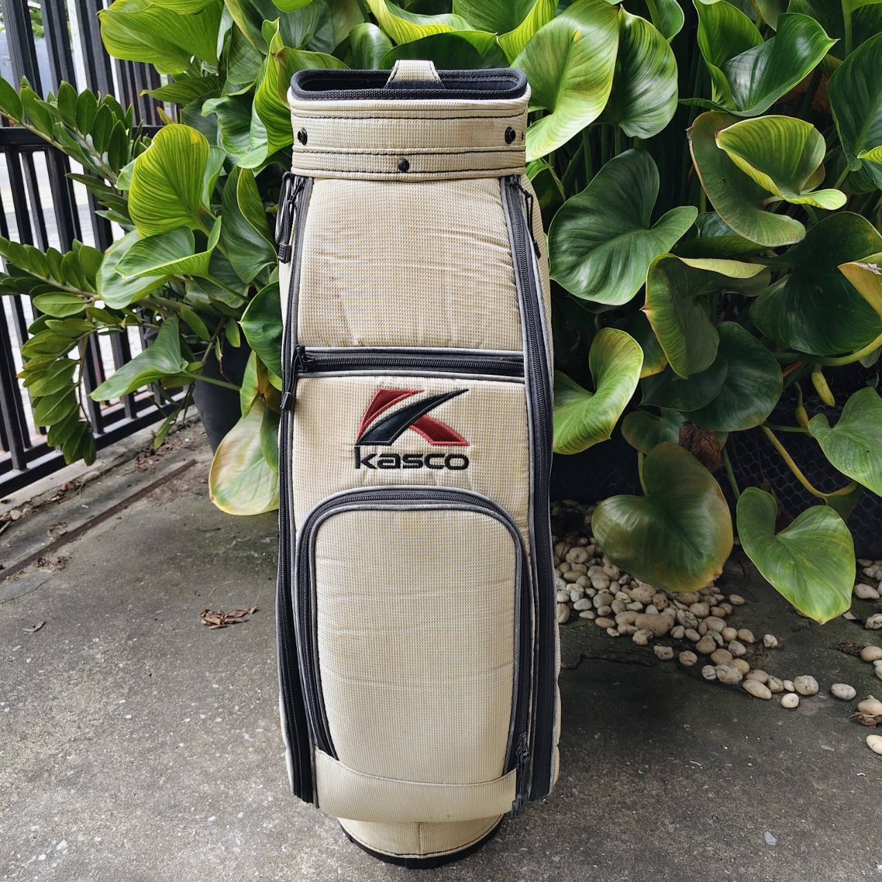 ถุงกอล์ฟ KASCO มือสอง ของแท้ สภาพเดิมๆพร้อมใช้ ถุงเบาดีเลย และมีช่องใส่ของได้ครบครันเลยค่ะ