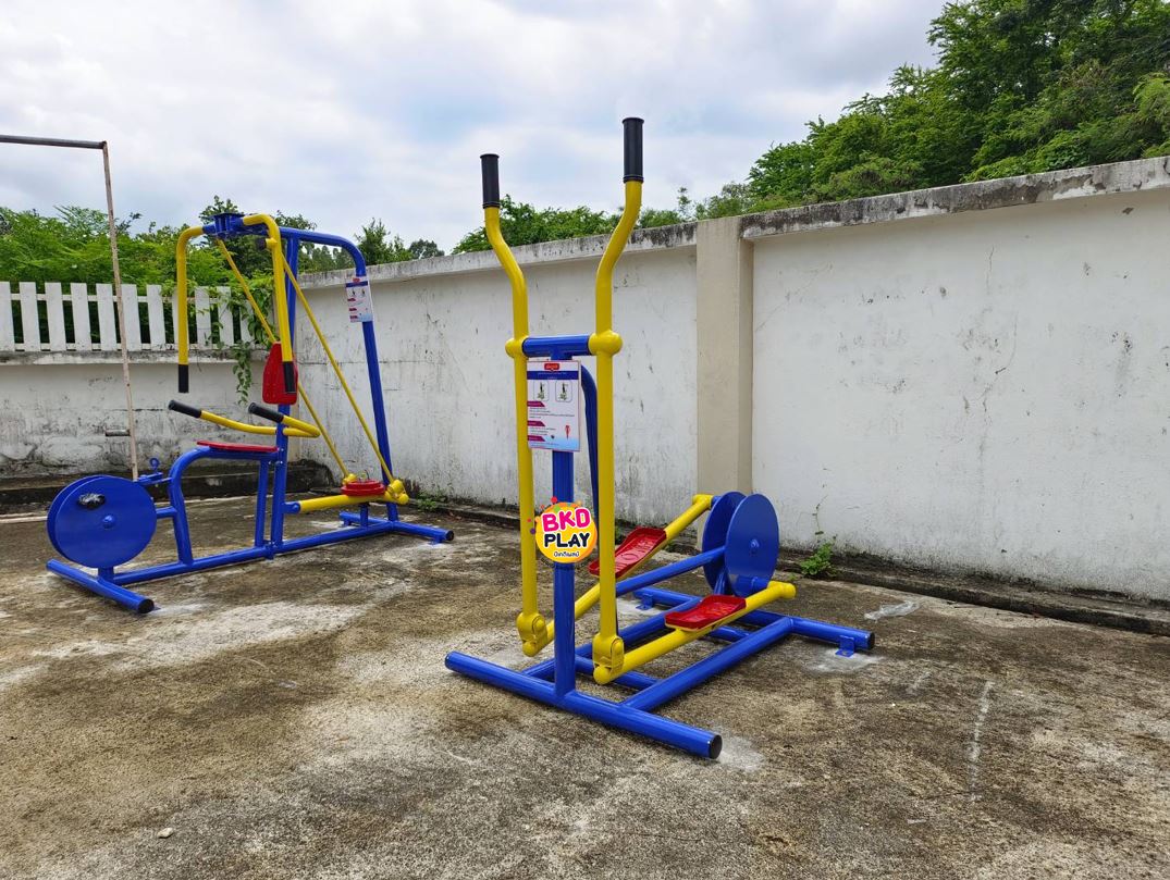 เครื่องออกกำลังกายกลางแจ้งผู้ใหญ่ , บริหารแขน-ขา-สะโพก-หัวไหล่ (แบบล้อถ่วง), ลานกีฬาอเนกประสงค์ ,สวนสาธารณะ ,เทศบาล ,หมู่บ้าน ,ผลิตในไทย ,สั่งทำตามสีที่ต้องการได้ ขนาด 60x100x160 ซม.