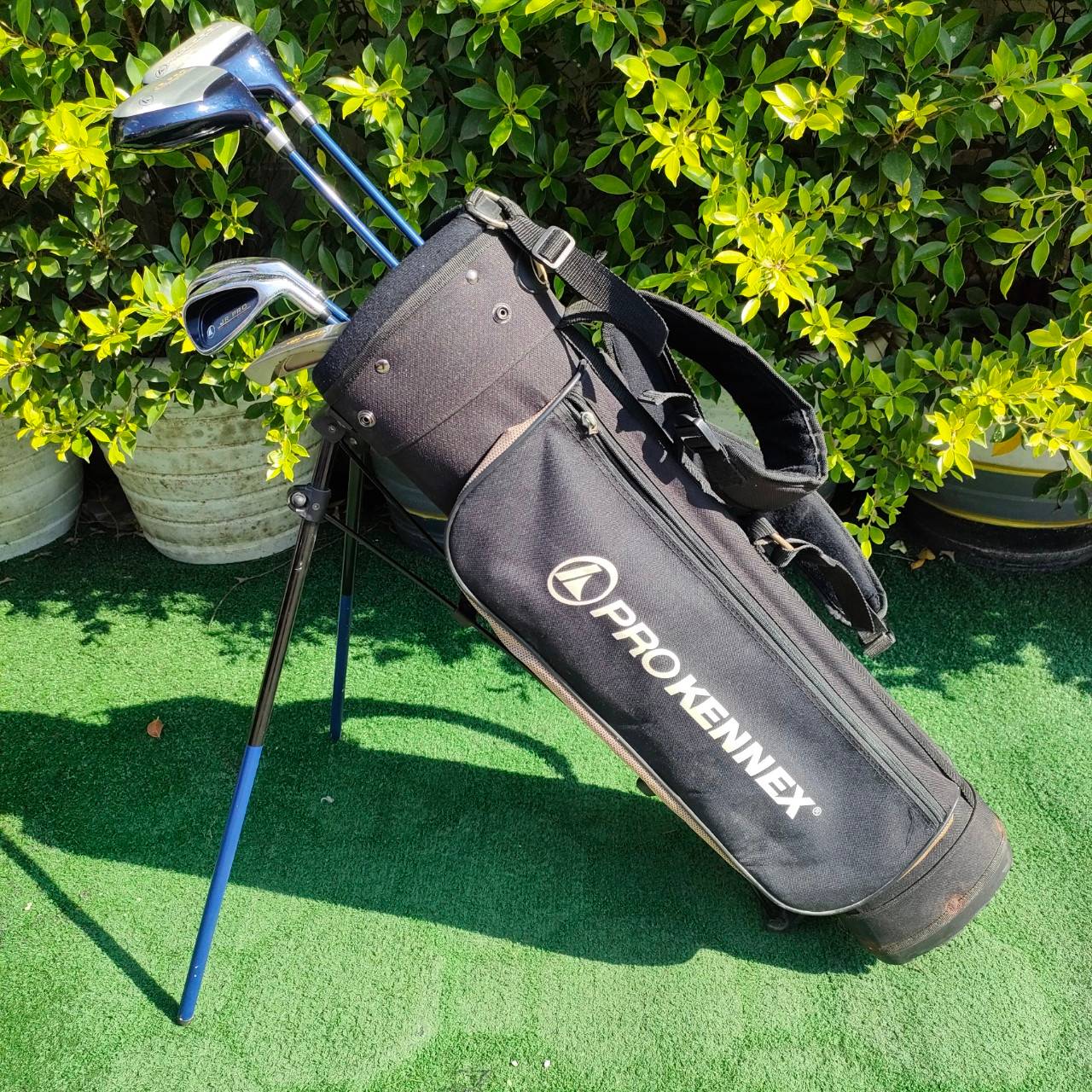 ** ไม้กอล์ฟสำหรับเด็ก ** FULLSET PROKENNEX JR PRO ทั้งชุดประกอบด้วย Driver เเละ FairwayWoods เหล็ก 7 เเละ 9 *** เหล็ก 7 ความยาว 33 นิ้ว **** พร้อม PUTTER เเละถุงกอล์ฟ ขาตั้งPROKENNEX **ถุงกอล์ฟมีตำนิ ชิฟเเตกค่ะ **