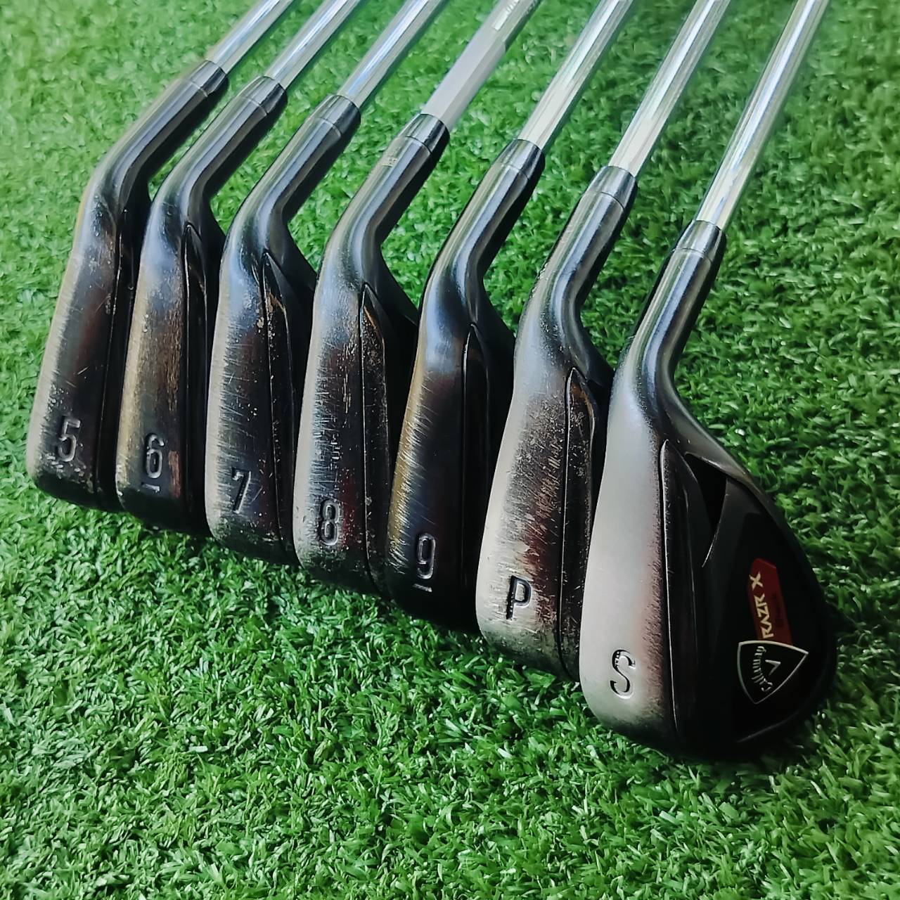ชุดเหล็ก Callaway RAZR X Black PVD Finish ใบเหล็กสีดำ ให้ความดุดัน สวยงามสะดุดตา และลดแสงสะท้อนได้เป็นอย่างดี ไม้กอล์ฟพรีเมี่ยมมือสอง ของแท้ By NakaraLuxurious