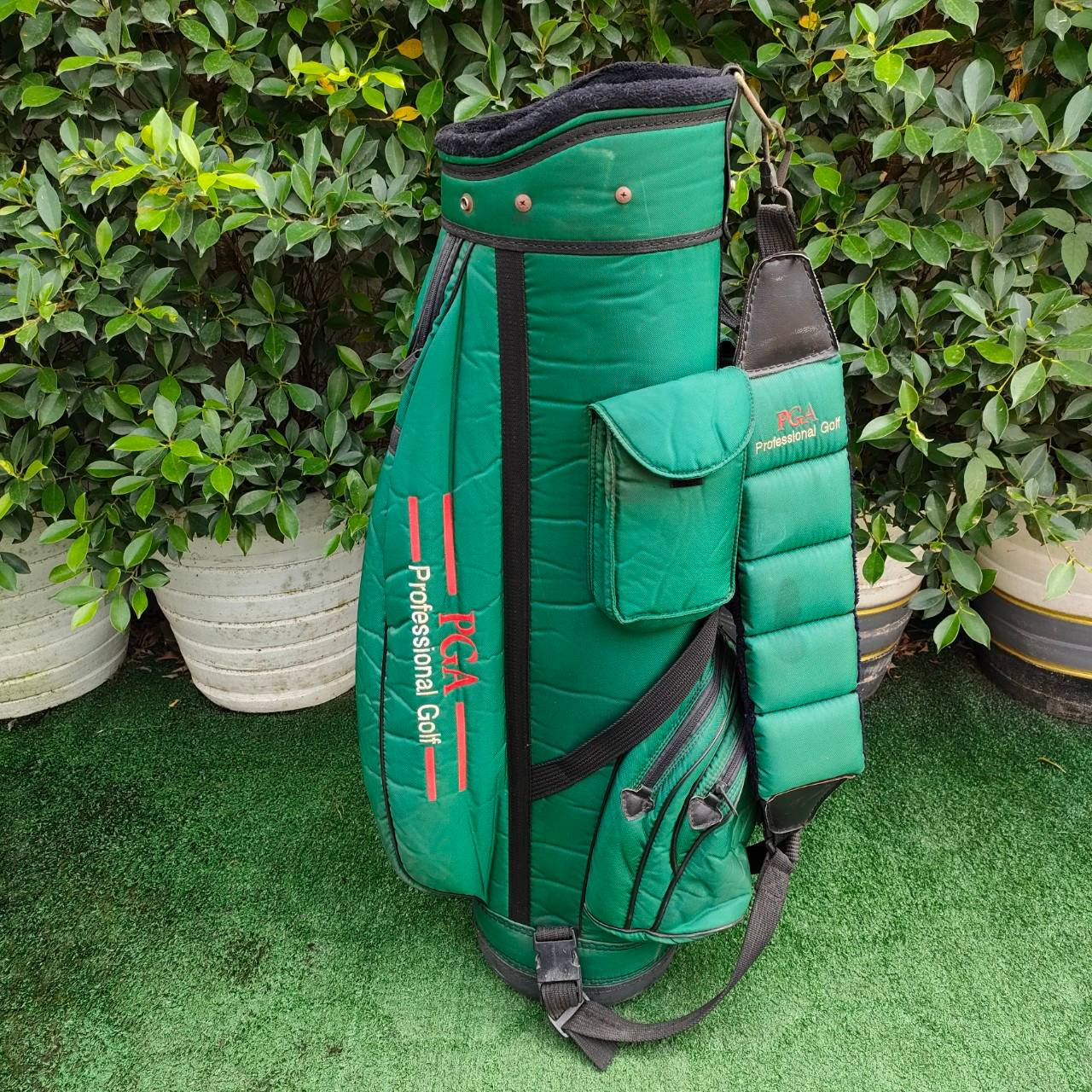 ถุงกอล์ฟ PGA PROFERSSIONAL GOLF มือสอง ** คอพเวอร์มีตำหนิ มีรูปให้ชมค่ะ **