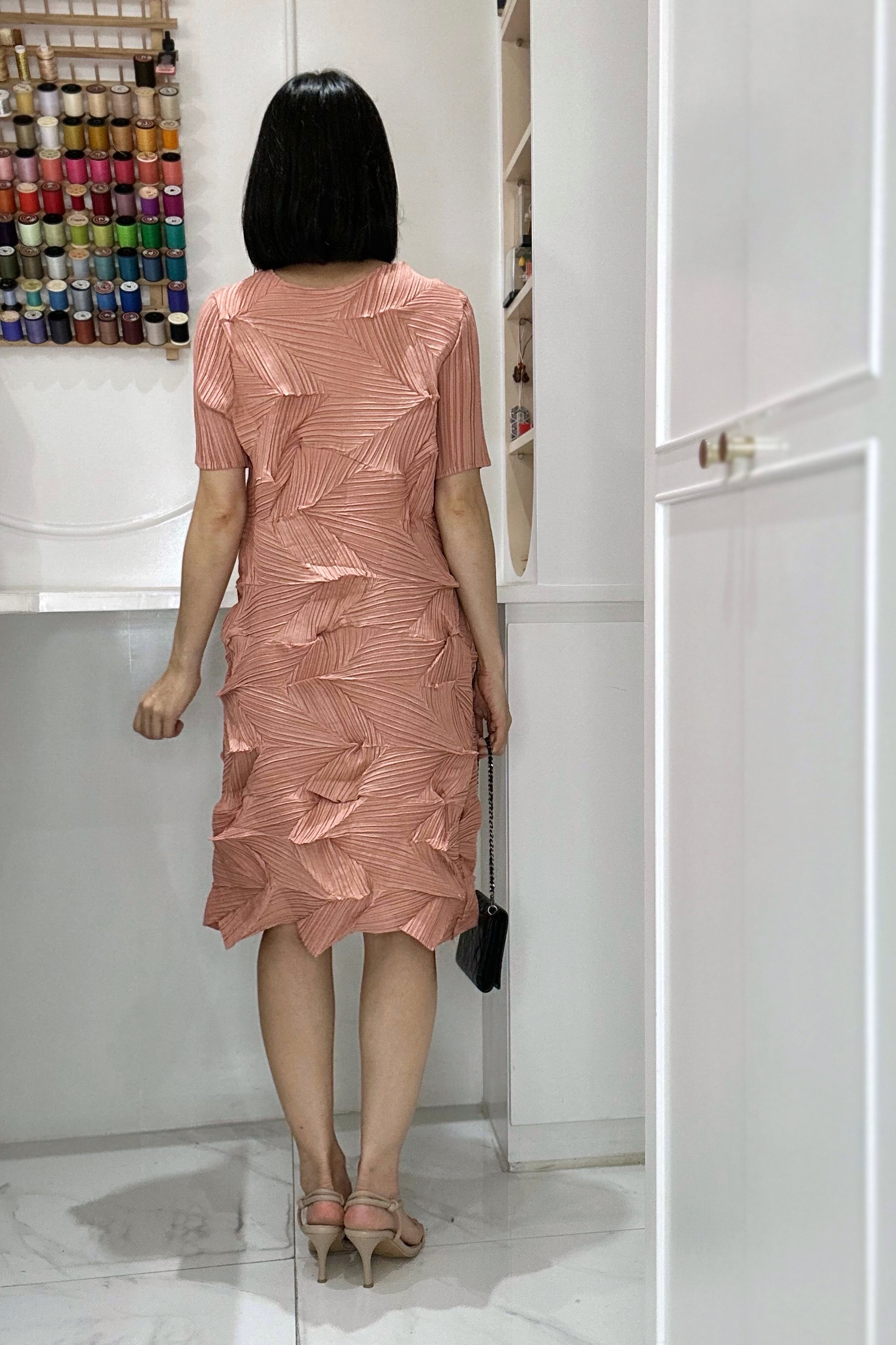 อกถึง 40นิ้ว 2MUAY GJO5633 เดรสพลีทคุณภาพ SHORT SLEEVE ZIGZAG PLEAT DRESS 4สี FREE SIZE