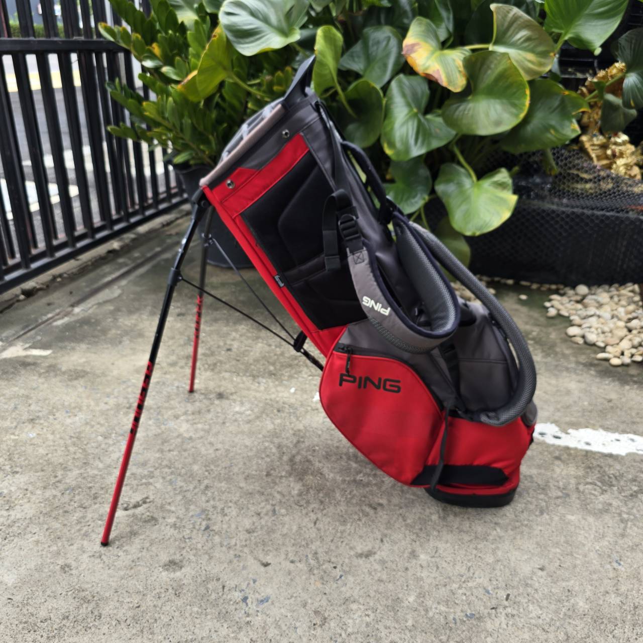 ถุงกอล์ฟ PING HOOFER14 มือสองของแท้ ถุงกอล์ฟแบบ 14 ช่อง เบาเพียง 2.5 กิโลกรัม วัสดุที่ทนทานแข็งแรง มีช่องใส่ของเยอะมาก