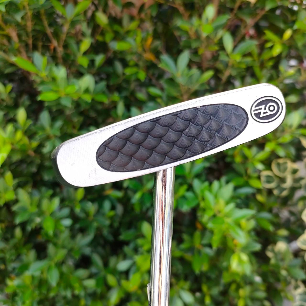 PUTTER NIKE T130 ความยาว 34 นิ้ว ก้าน CENTER SHAFT ฟิลลิ่งคล้ายๆชิพ หัวกระจายน้ำหนัก ชดเชยความผิดพลาดได้สูงมาก หน้า MILLED เกาะไลน์มากๆครับ สภาพสวยมาก เดิมๆ COVER เดิม