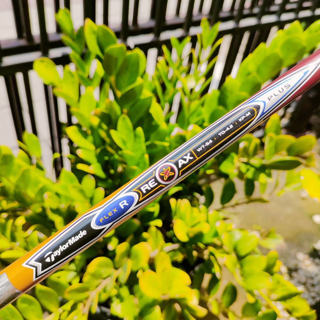 FW7 Taylormade ST ก้าน RE*AX FLEX R องศา 21 รุ่นนี้ตีตรงมากๆค่ะ เพราะถ่วงน้ำหนัก ไว้ถึง สามจุด โดยมีหมุดใหญ่อยู่กลาง และมีสองหมุดบน-ล่าง ที่ไขปรับได้ ไม้กอล์ฟพรีเมี่ยมมือสอง ของแท้ By NakaraLuxurious