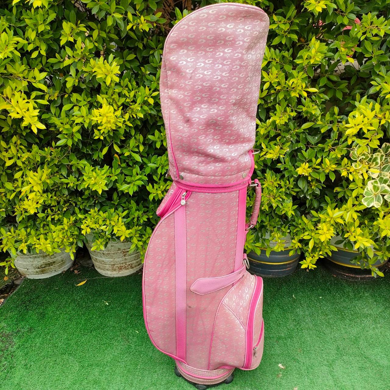 ถุงกอล์ฟ GIGA GOLF มือสอง ** ไม่มีสายสะพาย ** ถุงหนังแบรนด์เนมของแท้ญี่ปุ่น ภายในบุกำมะหยี่ มีลอยดำบางจุด มือสอง ของแท้ BY NakaraLuxurious