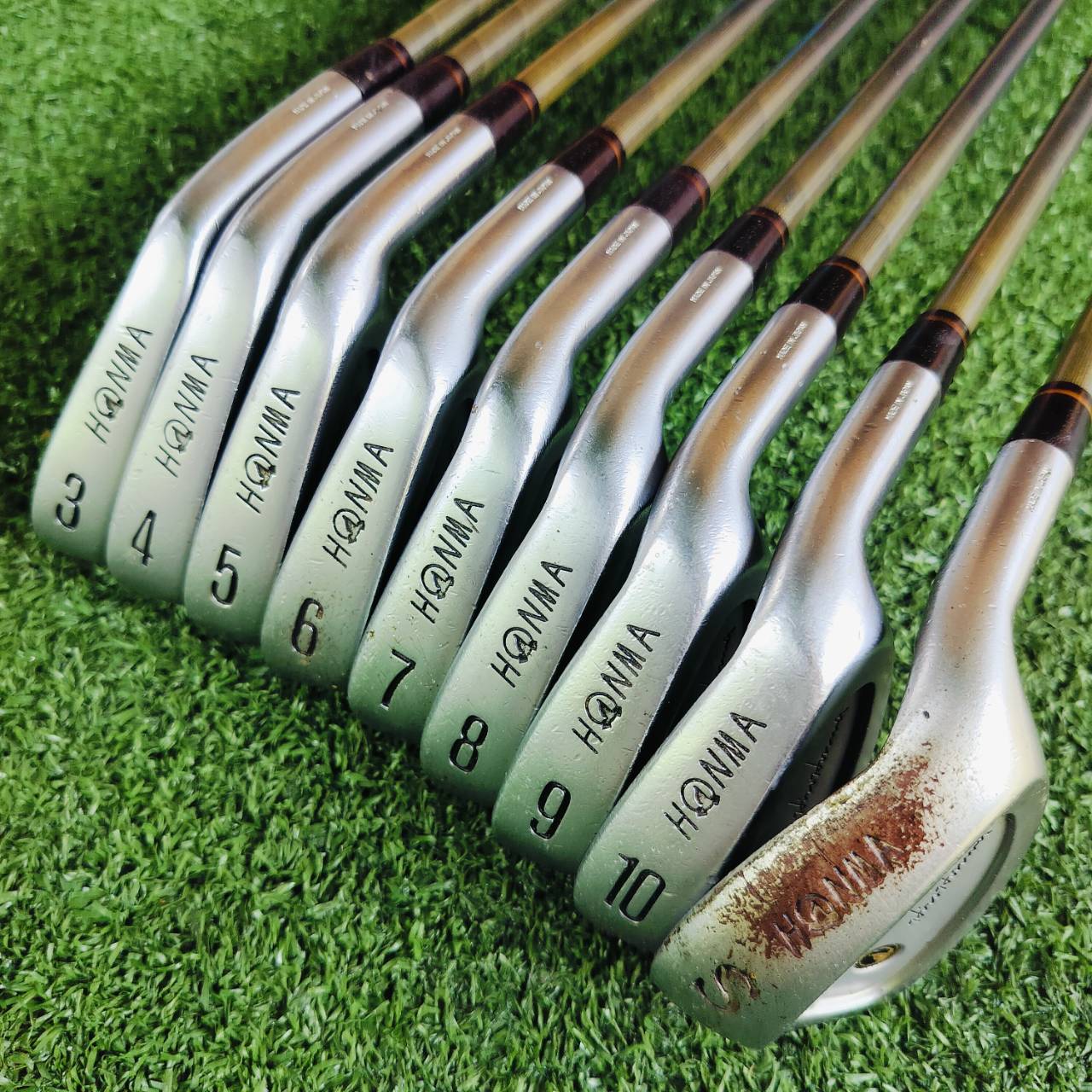 🏌️ ชุดเหล็ก HONMA LB-606 CAVITY BACK มีเหล็ก 3 - 10 เเละ SW ครบชุดเลยค่ะ ก้าน SUPER LIGHT CARBON ** 2 ดาว!!! วัสดุพรีเมี่ยม FORGED จาก JAPAN SAKATA ก้านไทเทเนี่ยม เบามาก ควบคุมดีมาก นุ่มมาก ไม้กอล์ฟพรีเมี่ยมมือสอง ของแท้ By NakaraLuxurious