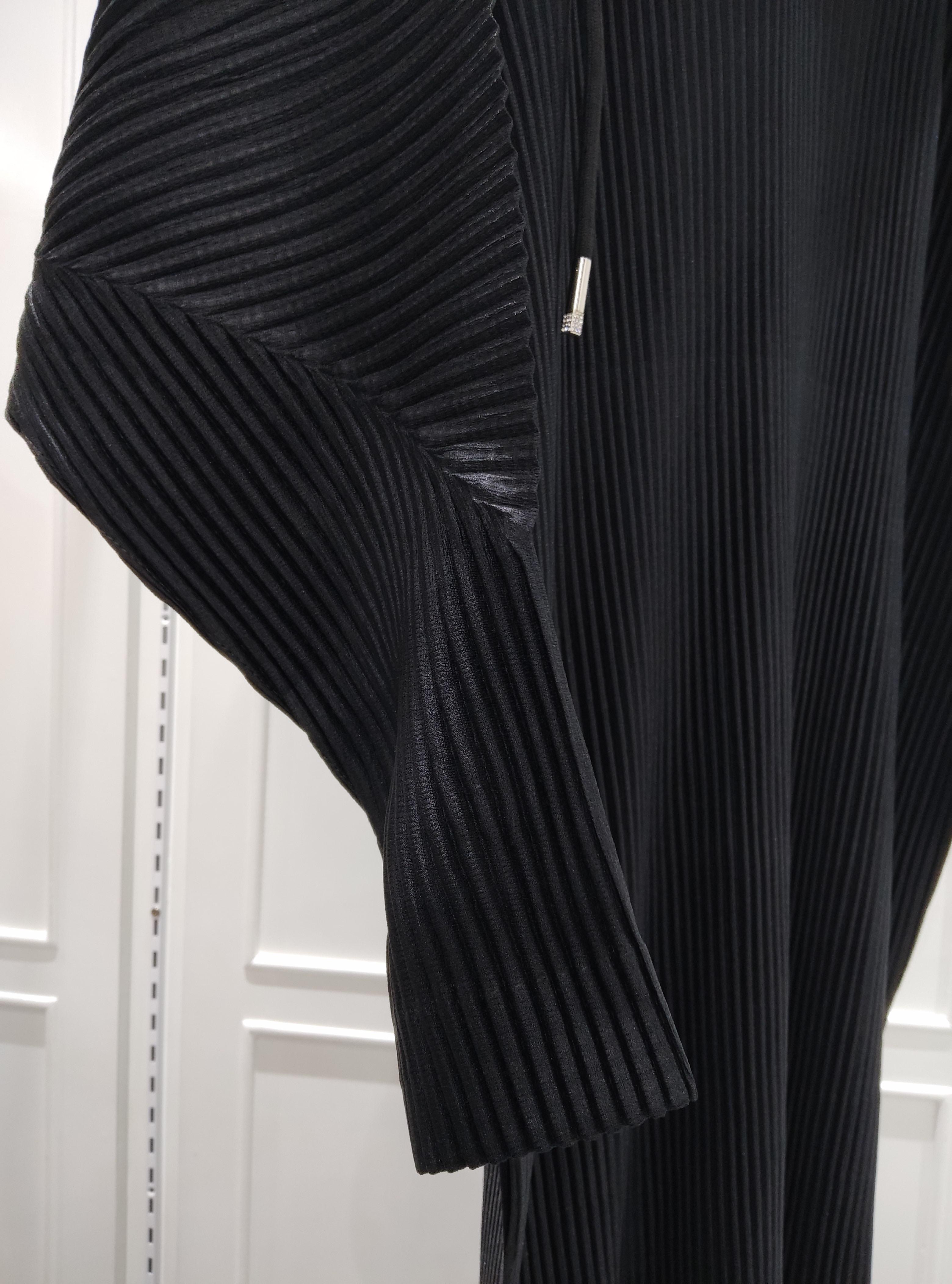 ยาว45 นิ้ว 2MUAY รุ่น GM0844 เดรสอัดพลีท HOODED THICK LONG SLEEVE PLEATED DRESS FREE SIZE สีดำ