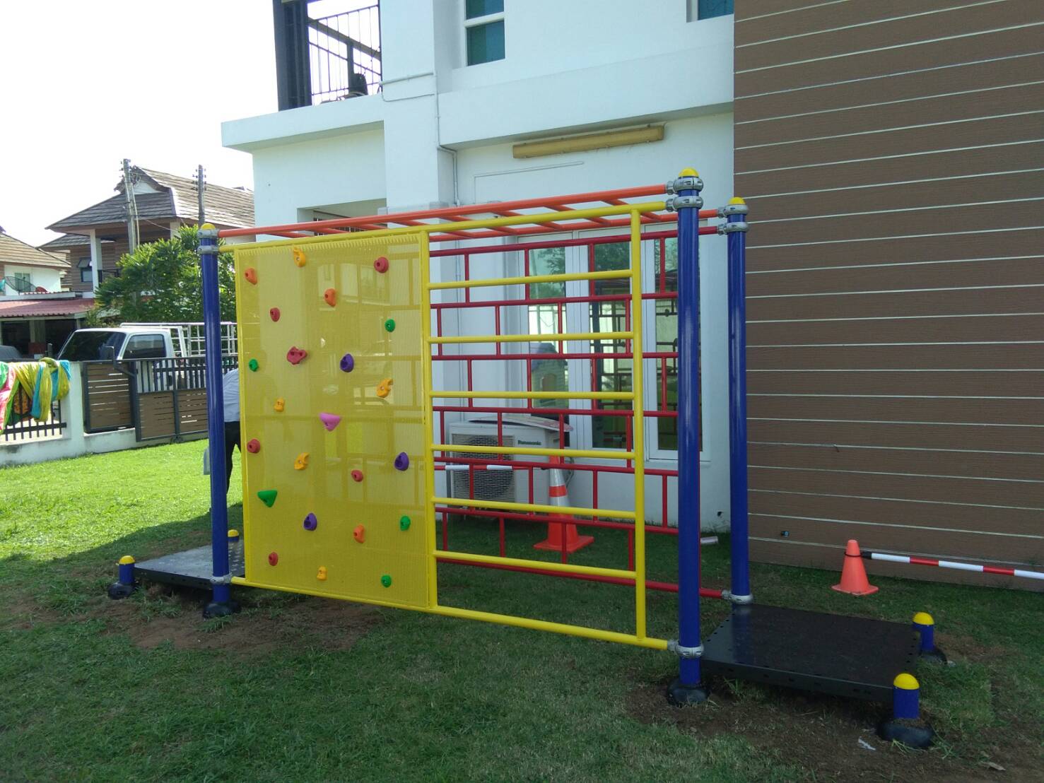 เครื่องเล่นสนามกลางแจ้ง เหล็กตั้งพื้น ชุดปีนป่ายหน้าผาจำลอง ปีนป่ายกำแพง, OutdoorPlayground, บาร์โหนอนุบาล-ประถม ขนาด 80x360x200 ซม.