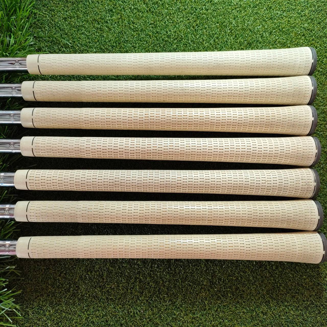 ชุดเหล็ก TAYLORMADE R11 มีเหล็ก 4 - PW สภาพสวยเลยครับ ก้าน N.S.PRO 950GH FLEX R ตีดี ตีง่าย ตีไกลครับ สวยๆนานๆเข้ามา