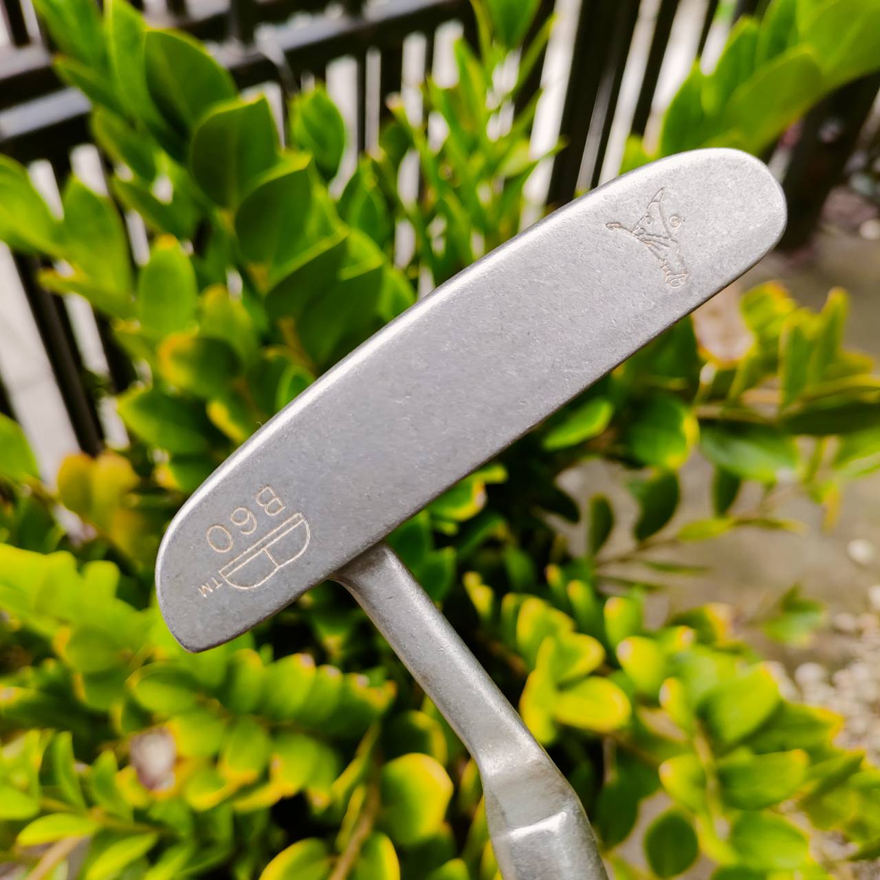 PUTTER PING B60 ยาว 34 นิ้ว เป็นอีกหนึ่งแบบที่ได้รับความนิยมสูง จน PING ได้ทำรุ่นย้อนยุคออกมา อีกหลายครั้ง เนื้อจากเป็นรูปทรงที่พัตต์ง่าย ไม้กอล์ฟพรีเมี่ยมมือสอง ของแท้ By NakaraLuxurious