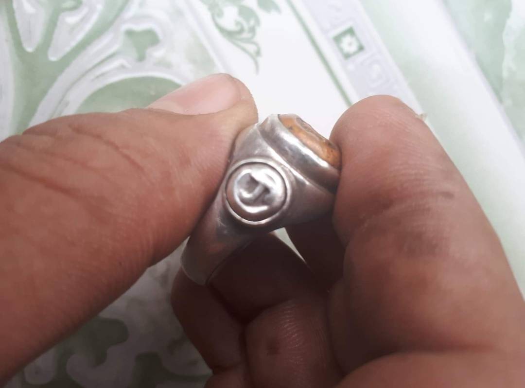 (ขายแล้ว)แหวนเงิน หัว นะโม โบราณ เครื่องราง ของขลัง เมืองนคร หัวกลาง เนื้อ ทองแดงเถื่อน หัวข้าง สองเม็ด เนื้อเงิน 6000.-