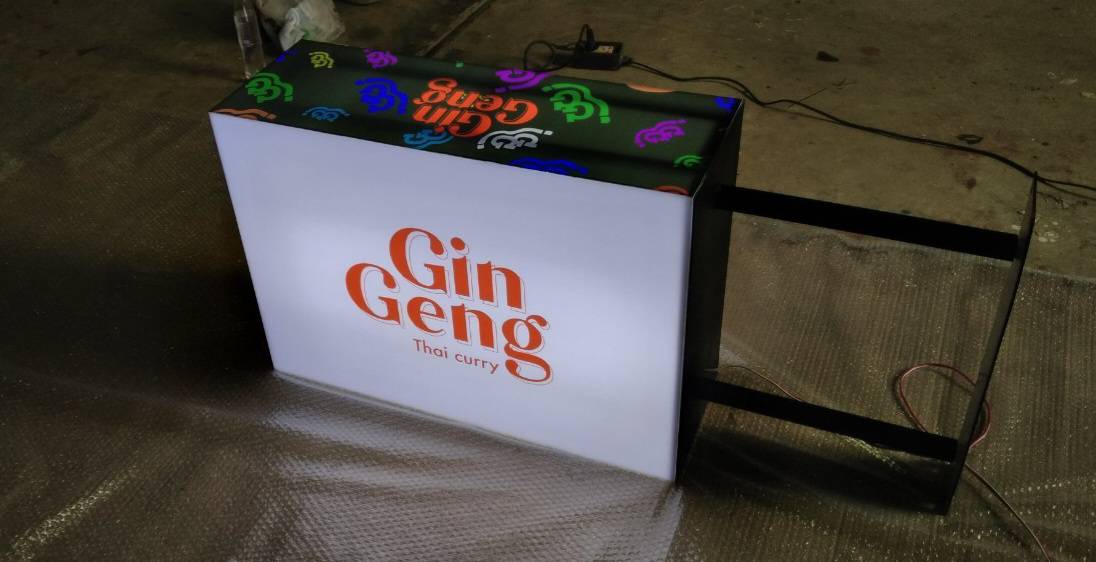 ป้ายกล่องไฟอะคริลิค ขาวขุ่นติดสติ๊กเกอร์รอบด้าน ขนาด 70x50x25cm