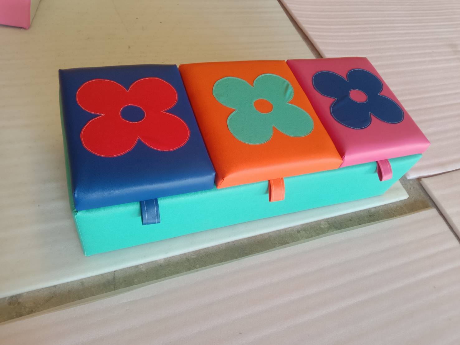 สตูลจัดระเบียบนุ่มนิ่ม ,กล่องเก็บของ,สตูลเปิดเก็บของ,เฟอร์นิเจอร์เด็ก เบาะหนังนุ่มนิ่ม softplay, indoor playground kidszone สวนสนุกในร่ม รับสั่งทำ บ่อบอล ห้องบอล ตามขนาด