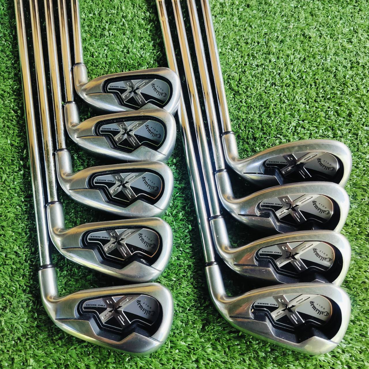 ชุดเหล็ก Callaway X-18 PROSERIES สภาพสวยเดิม ก้านผ่านแฉกสวยจัด สติ๊กเกอร์อยู่ครบ กริพเดิมแท้ทั้งหมด PRO SERIES ขนาดเล็กลงมา แต่ดูแล้วรู้สึกพอดี ตีง่ายเหมือนเดิม แต่ไม่ใหญ่เทอะทะ ตีสนุกขึ้น มันส์ขึ้น ไม้กอล์ฟพรีเมี่ยมมือสอง ของแท้ By NakaraLuxurious