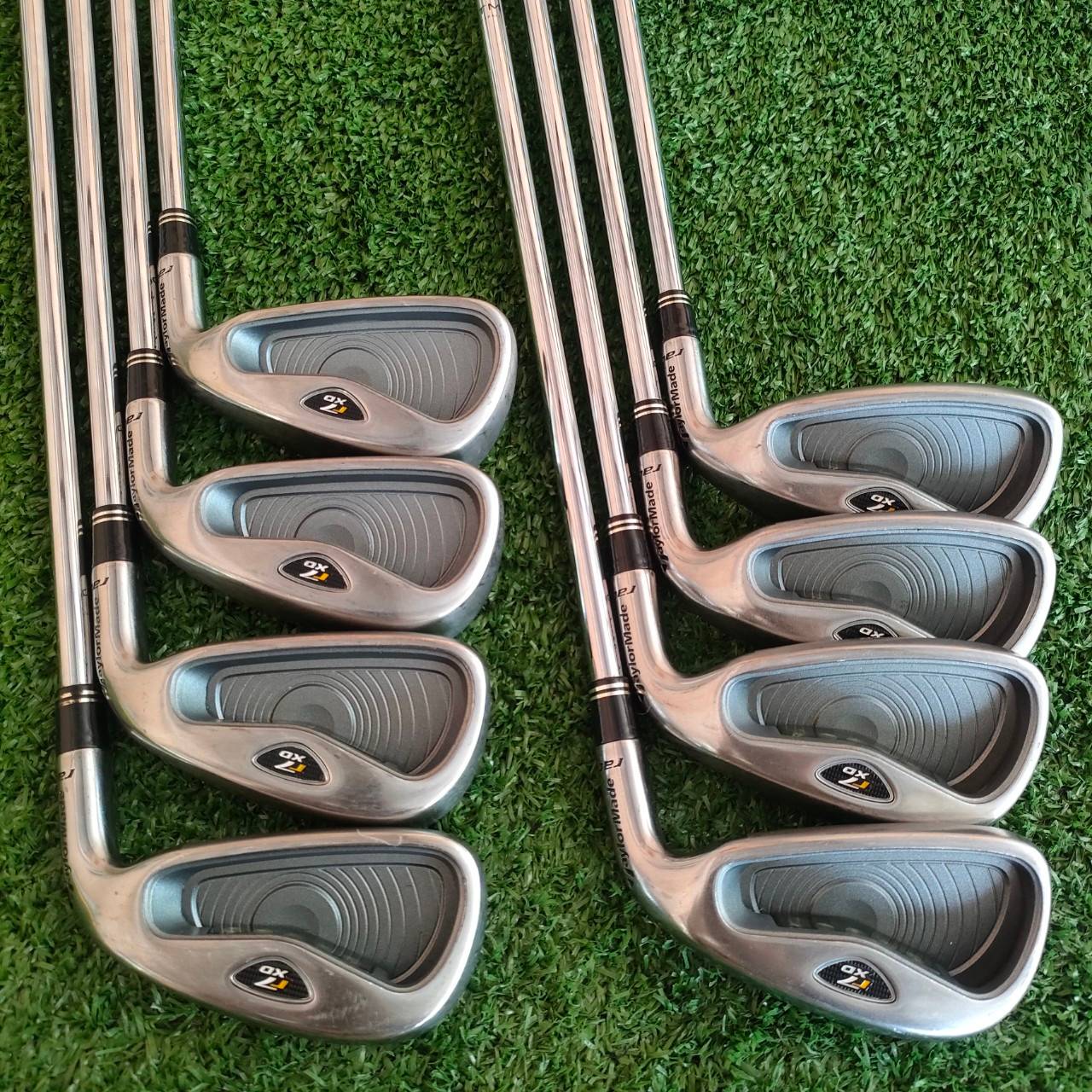 ชุดเหล็ก TAYLORMADE r7 XD มีเหล็ก 3-9 เเละ PW ก้าน TAYLORMADE FLEX R รุ่น XD เป็นรุ่นหน้าเด้งนะครับ ที่หน้าไม้จะมีแผ่นไทเทเนียมอีก 1 ชั้นครับ สังเกตที่รูปหน้าไม้ จะมีขอบแผ่นอยู่ครับ ทำให้ชุดนี้ทั้งตีง่ายและตีไกลแบบจัดๆ ไม่ต้องส่งมาก็สามารถตีได้ดีครับ
