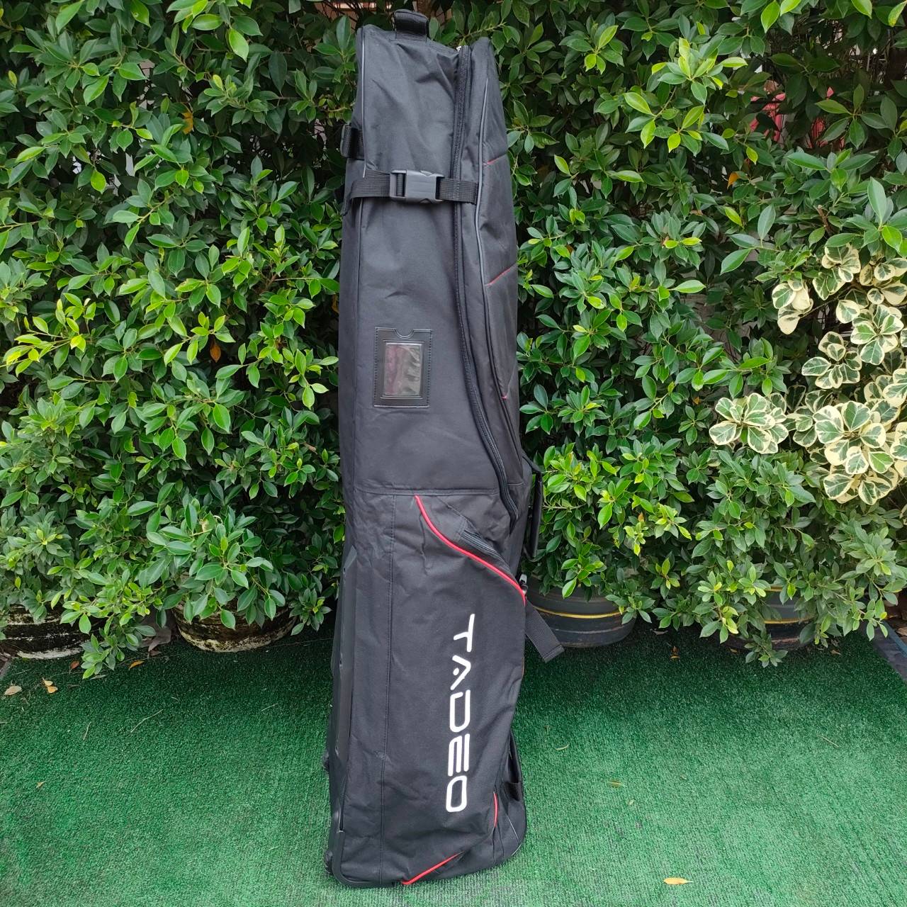 ถุงคลุมถุงกอล์ฟขึ้นเครื่องบิน TADEO มือสอง มีล้อลาก หนามาก เเละมีนวมอย่างดีมาก สวย เท่ห์มากๆ วัสดุพรีเมี่ยม สภาพสวยมาก!!! มือสอง ของแท้ BY NakaraLuxurious