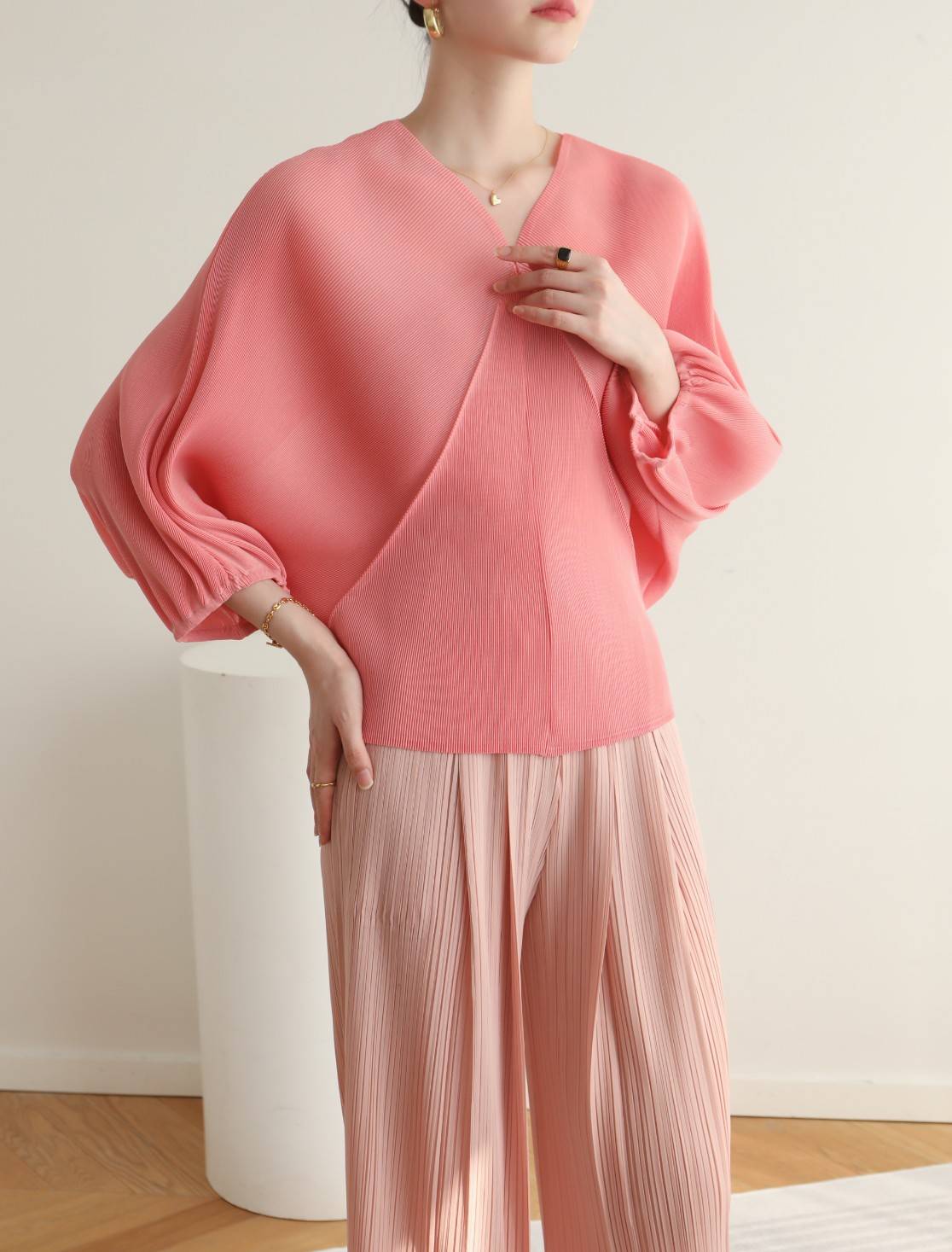 2MUAY รุ่น GJO3075 เสื้อผู้หญิง เสื้อพลีทคุณภาพ สีดำ BATSLEEVE BOW TIE PLEAT TOP FREE SIZE