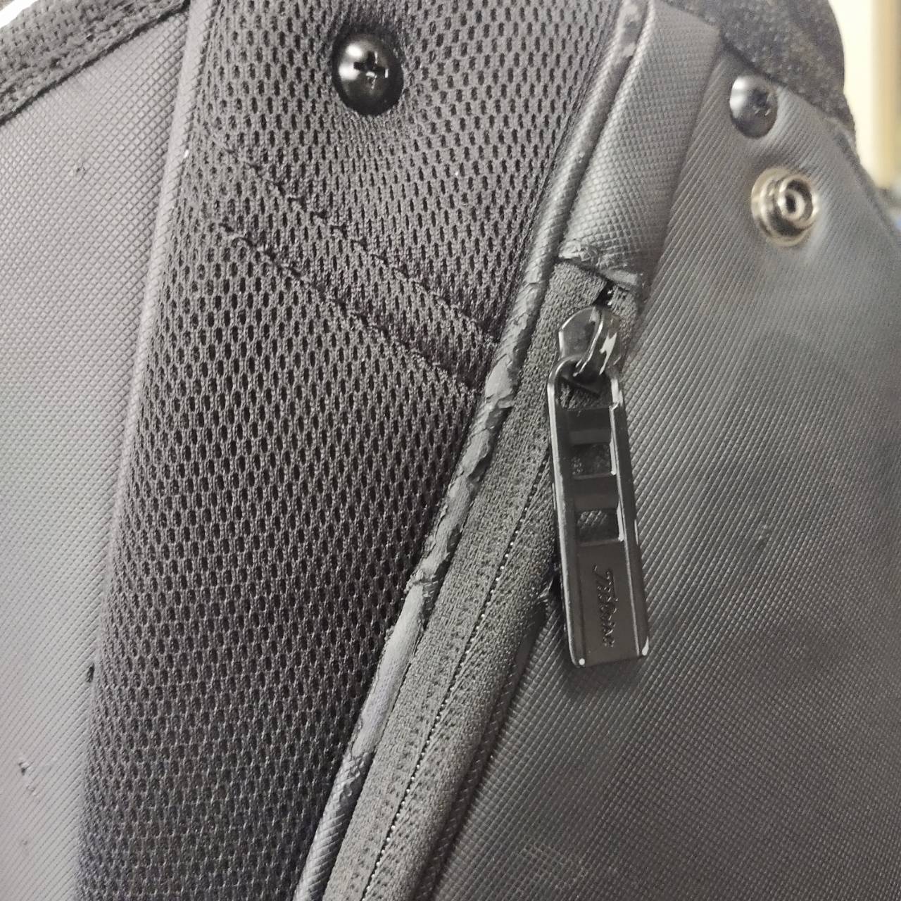 ถุงกอล์ฟ titleist มือสองของแท้!!! ** มีตำหนิ มีลอยลอกตามรูป ** โดยรวมสภาพดี ใช้งานได้ครบ ซิปใช้ได้ดีทุกจุด