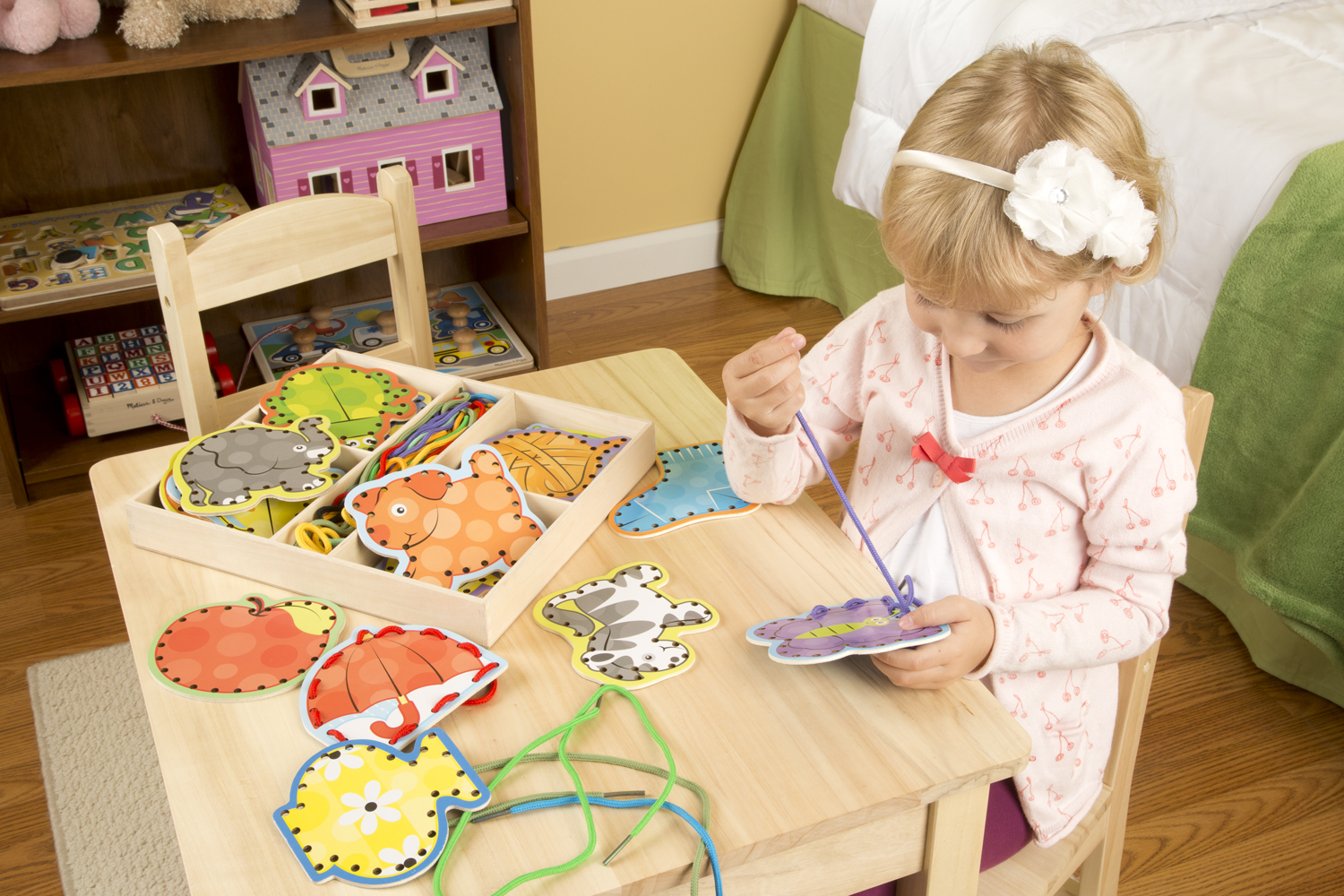 ชุดฝึกร้อยเชือกรุ่น A-Z ส่งเสริมพัฒนาการด้านการเรียนรู้ตัวอักษร คำศัพท์ เสริมสร้างพัฒนาการได้เป็นอย่างดี Alphabet Lacing Cards Melissa&Doug, ของเล่นเสริมพัฒนาการ, ของเล่น