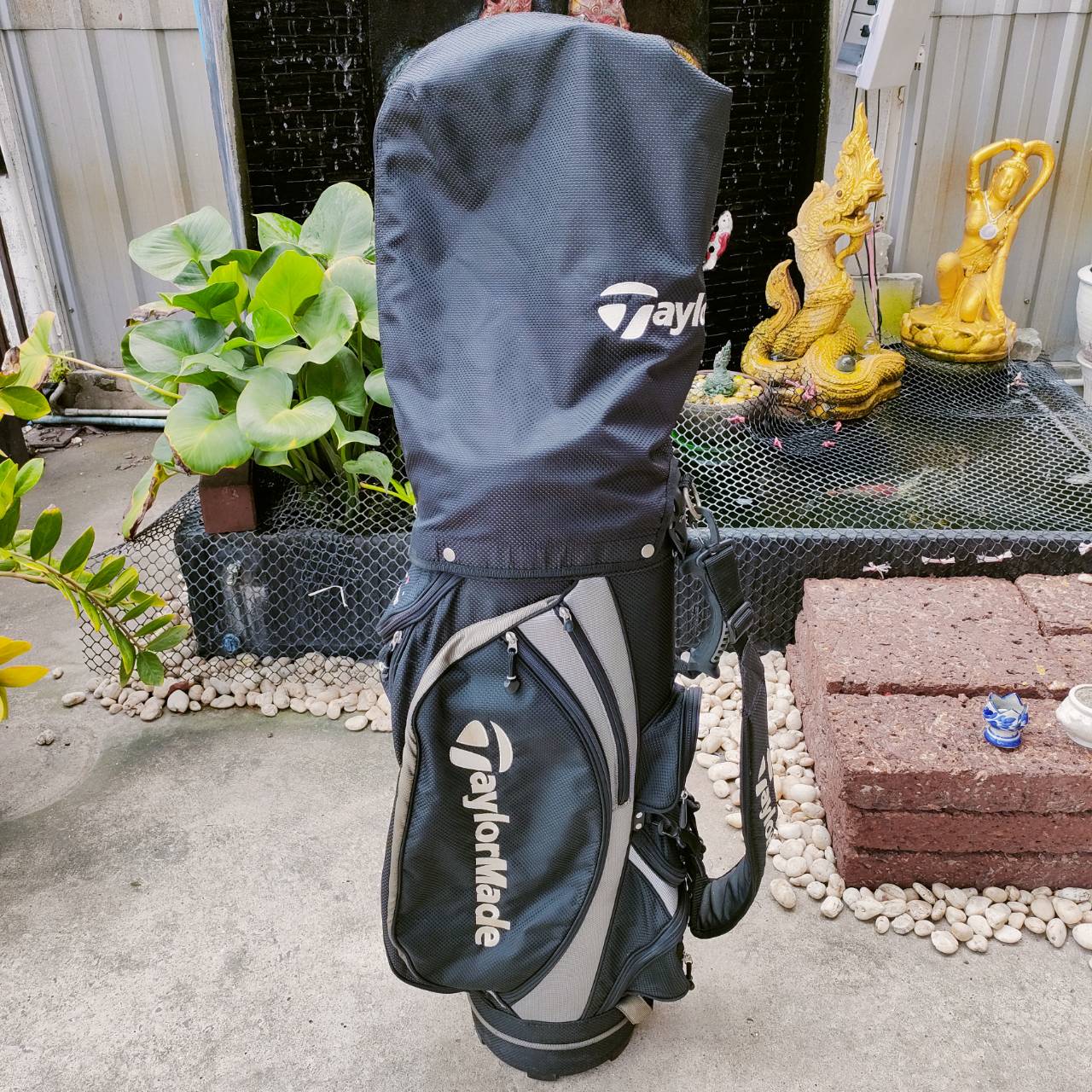 ถุงกอล์ฟ Taylormade RAC ของแท้ มือสอง สภาพสวยเดิม ถุงเบา ช่องใส่ดีไซน์ดีมากค่ะ ไม้กอล์ฟพรีเมี่ยมมือสอง ของแท้ By NakaraLuxurious