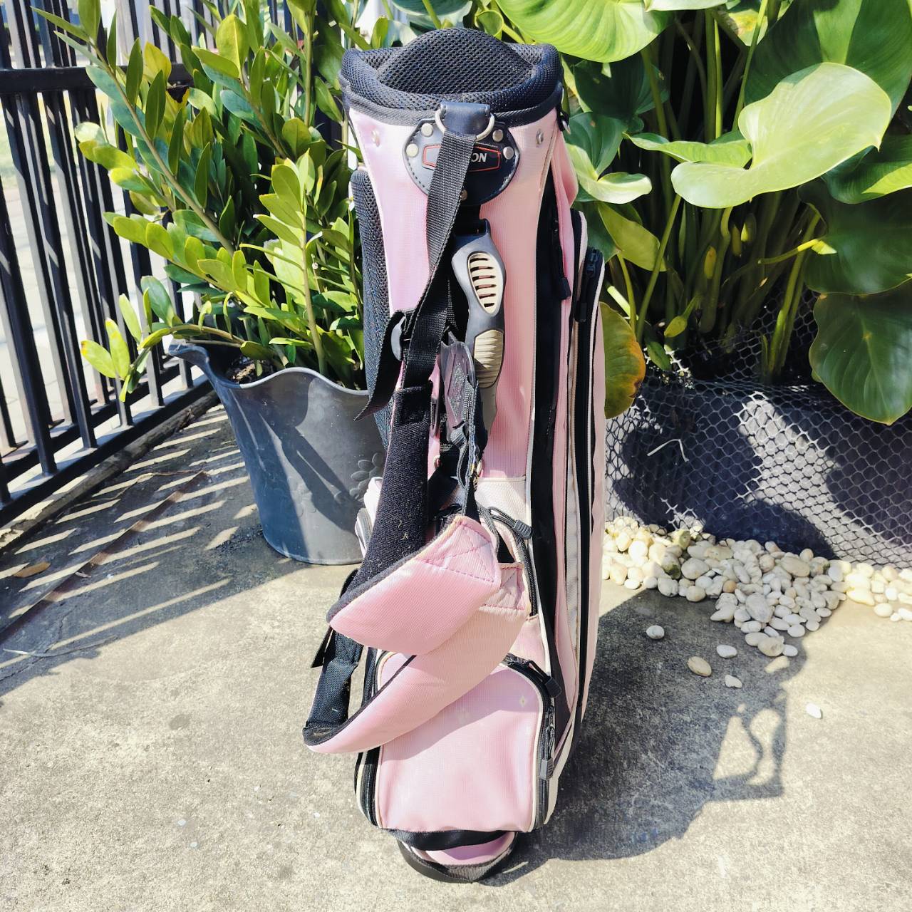 ถุงกอล์ฟ Srixon มือสอง ของแท้ สีมีซีด แต่อุกปรณ์ทุกอย่างแข็งแรง ใช้งานได้ดีมากค่ะ
