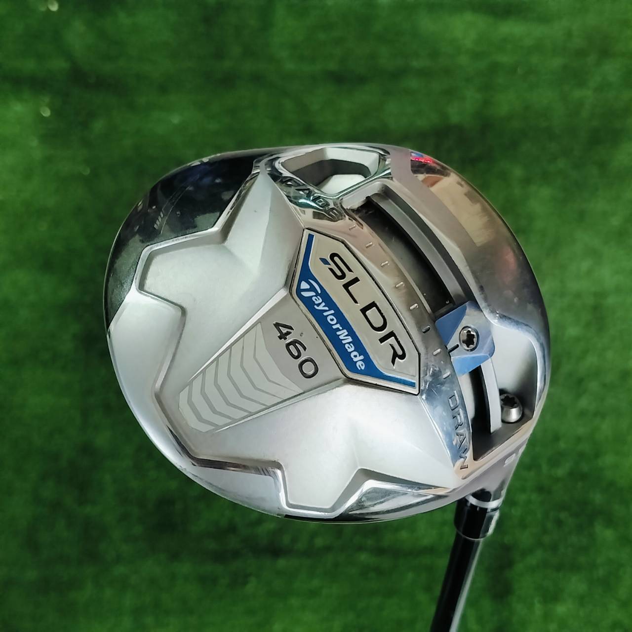 Driver Taylormade SLDR องศา 9.5 เทคโนโลยีดี สามารถปรับวิถีของลูกได้ ทั้ง FADE และ DRAW ได้ และสามารถปรับมุมเหินที่คอไม้ได้อีกด้วย ไม้กอล์ฟพรีเมี่ยมมือสอง ของแท้ By NakaraLuxurious