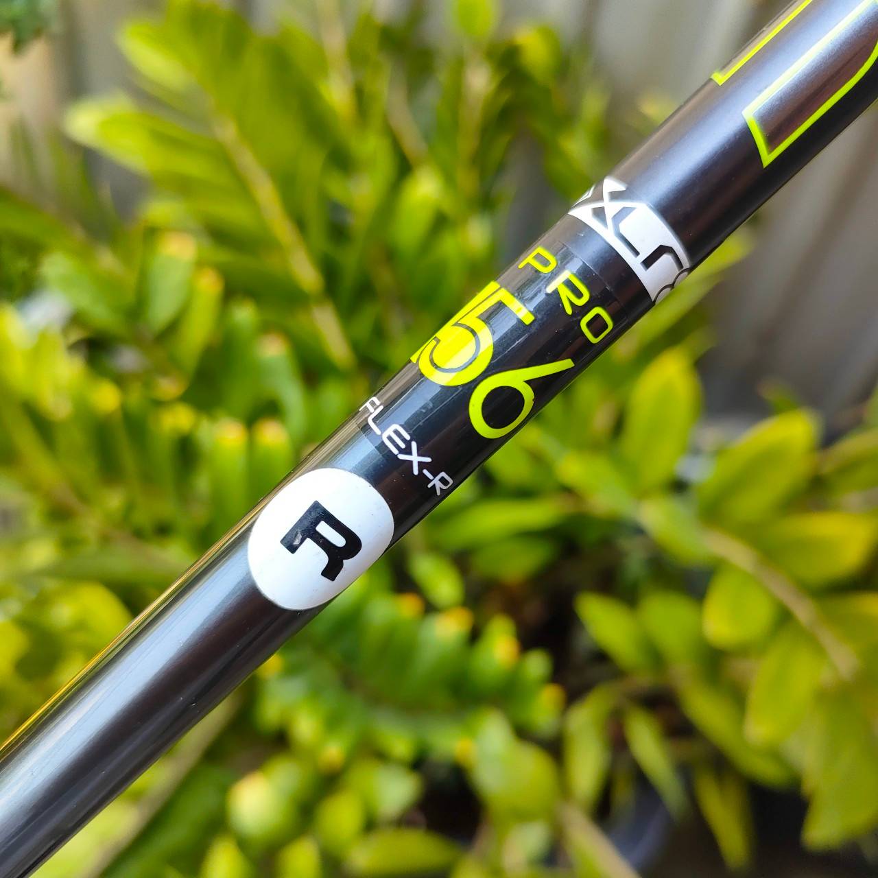 ก้าน FUJIKURA PRO 56 ติดสลิฟมาด้วย ก้านสำหรับใส่ DRIVER ความยาวเฉพาะก้าน 44.5 นิ้ว FLEX R ก้านคุณภาพดีมากๆ ราคาเบามาก ไม้กอล์ฟพรีเมี่ยมมือสอง ของแท้ By NakaraLuxurious