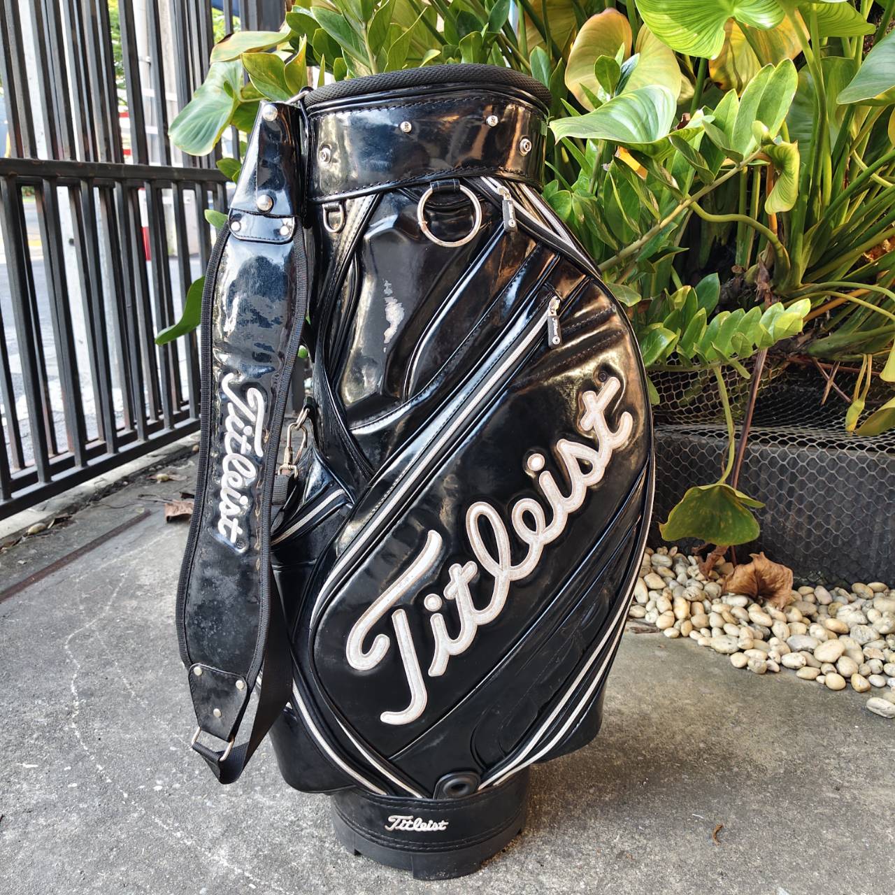 ถุงกอล์ฟ Titleist มือสอง ถุงหนังแก้ว วัสดุแข็งแรง ถุง TOUR ใบใหญ่ ใส่ของได้จุกๆ ตำหนิต่างๆตามในรูป