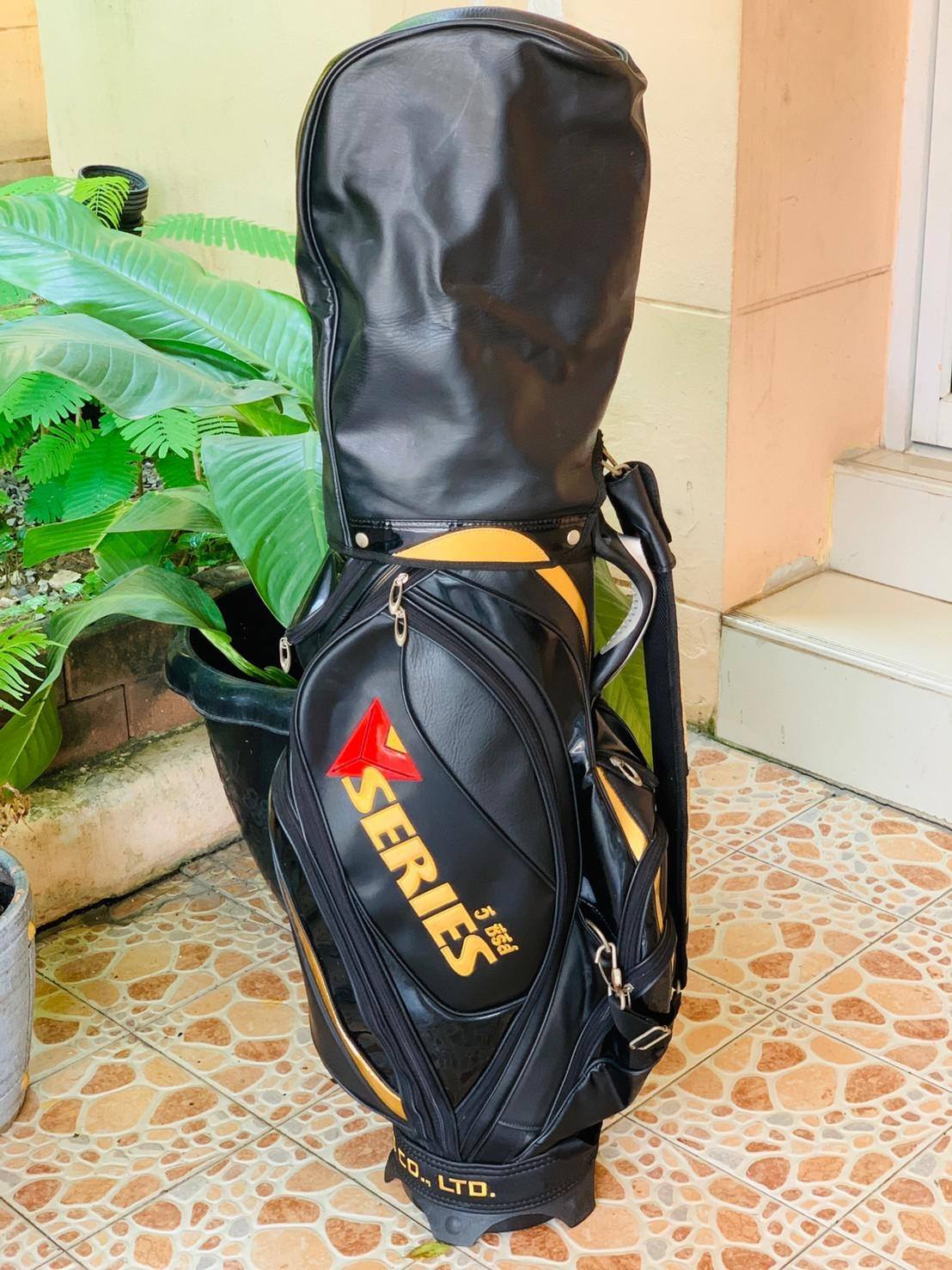 ถุงกอล์ฟหนัง V Series ใบใหญ่ ขนาด 9 นิ้ว มือสอง สภาพพร้อมใช้งานค่ะ