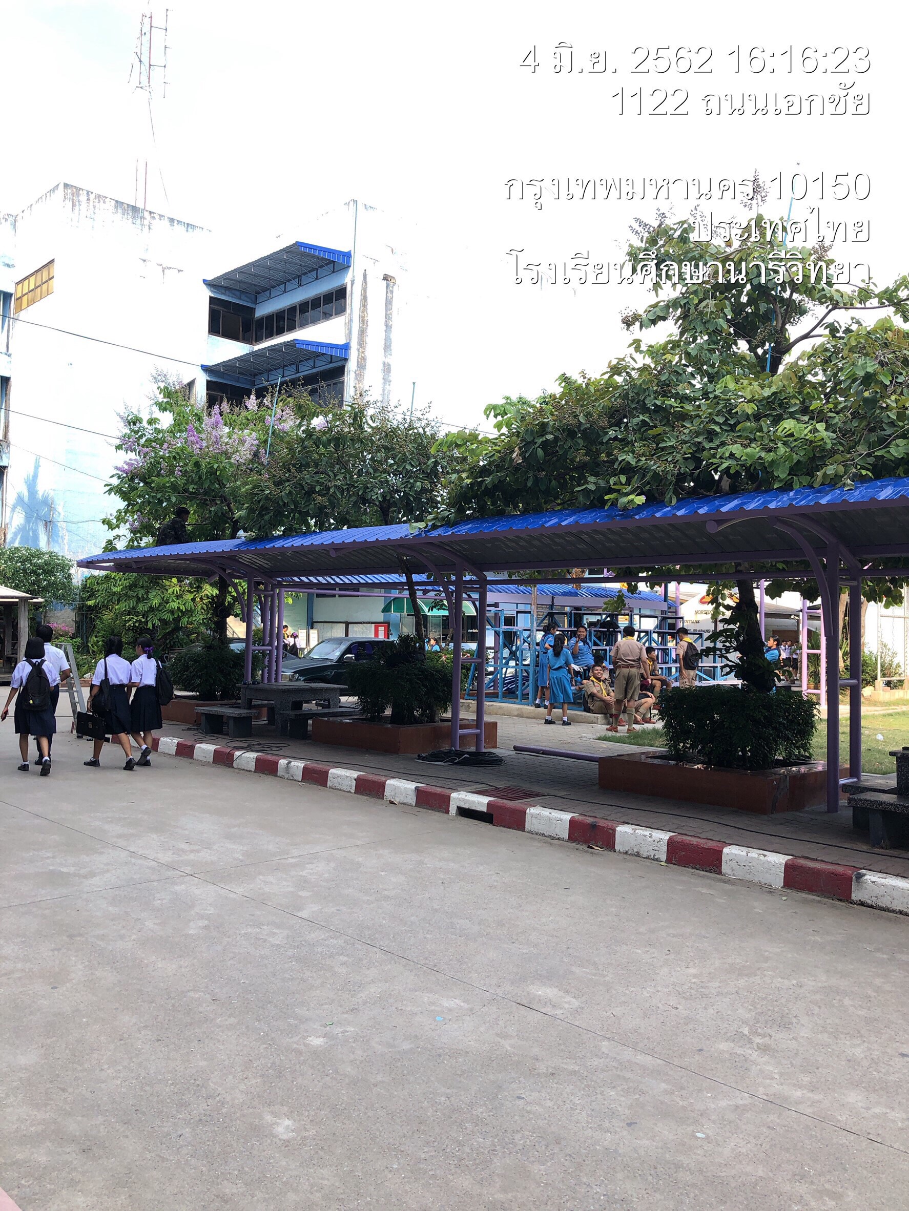 รร. ศึกษานารี ทำหลังคาทางเชื่อมอาคารเรียน