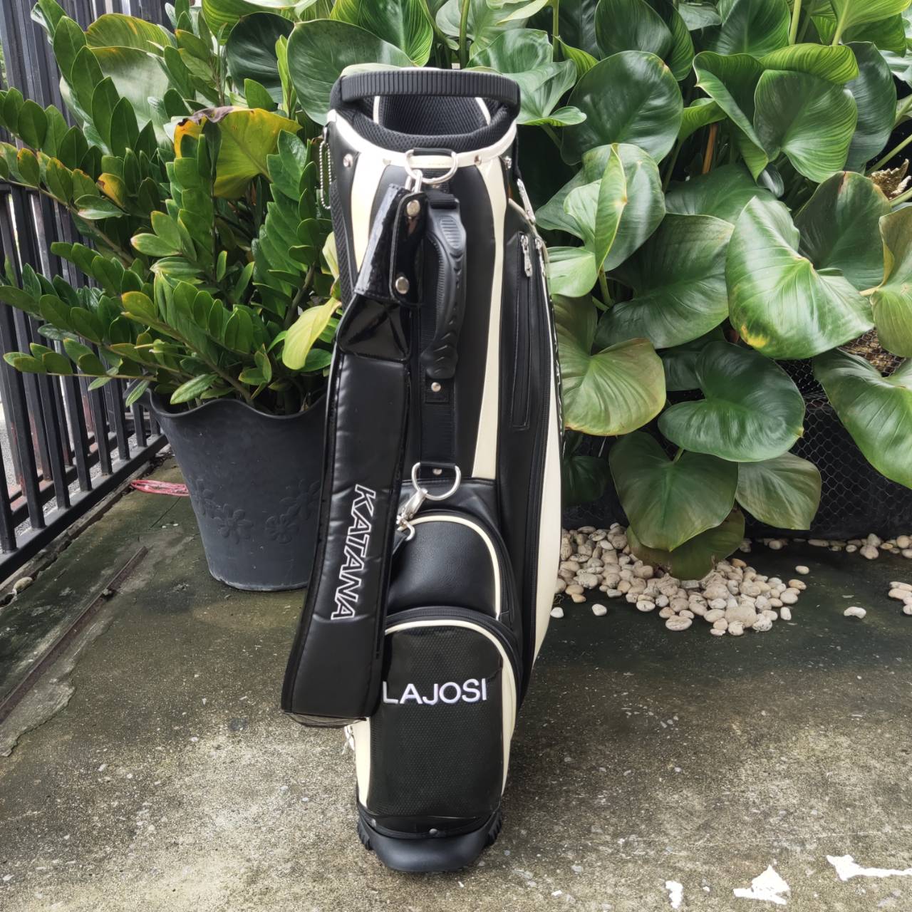 ถุงกอล์ฟ KATANA มือสอง หนังสวยมาก สุดพรีเมี่ยม เป็นถุงแบบขาตั้งอย่างดี